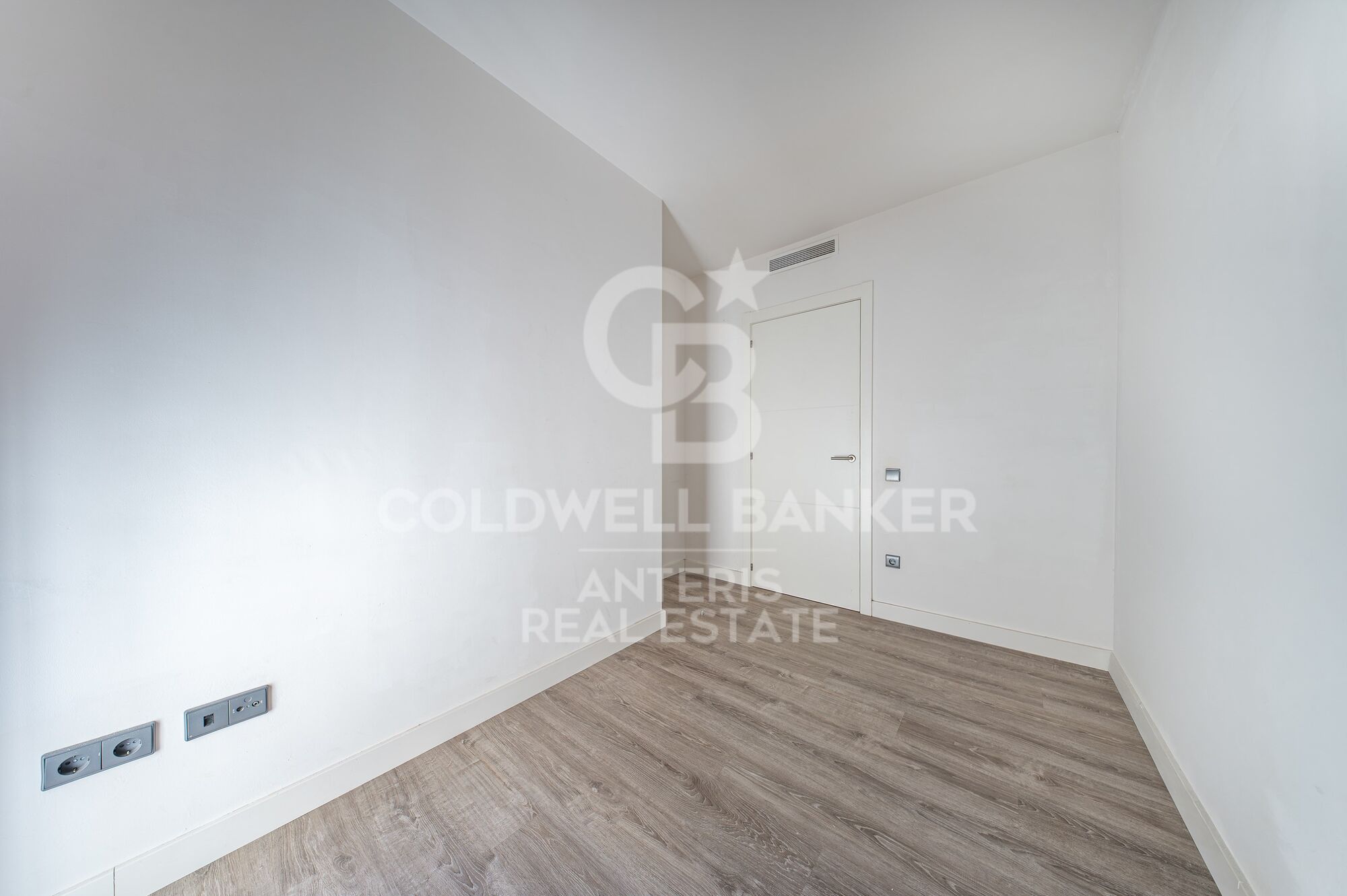 Piso en venta en Vila de Gràcia situado en finca de 2018. El precio incluye una plaza de parking en el mismo edificio