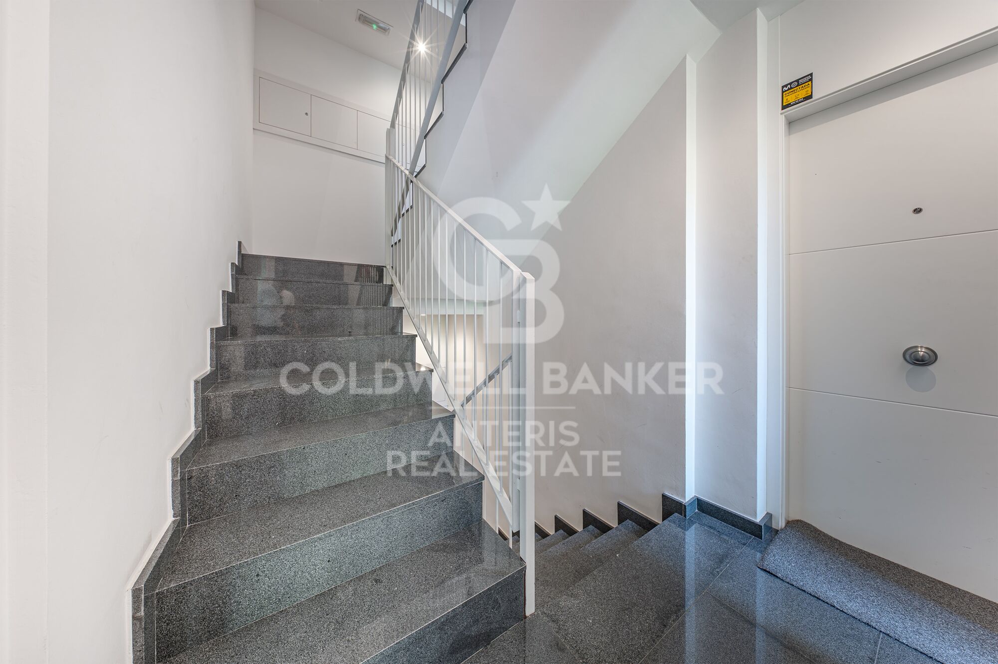 Piso en venta en Vila de Gràcia situado en finca de 2018. El precio incluye una plaza de parking en el mismo edificio