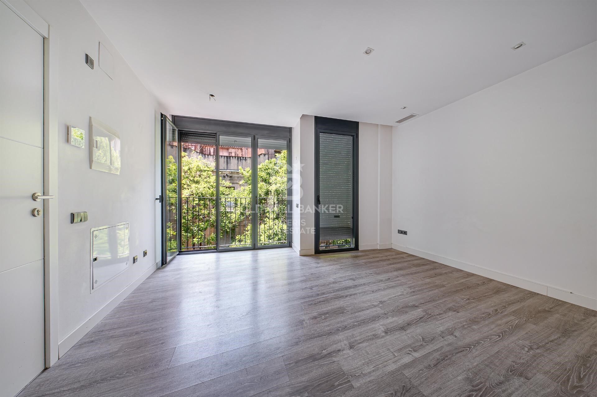 Apartment for sale in Vila de Gràcia located in a building constructed in 2018. The price includes a parking space in the same building
