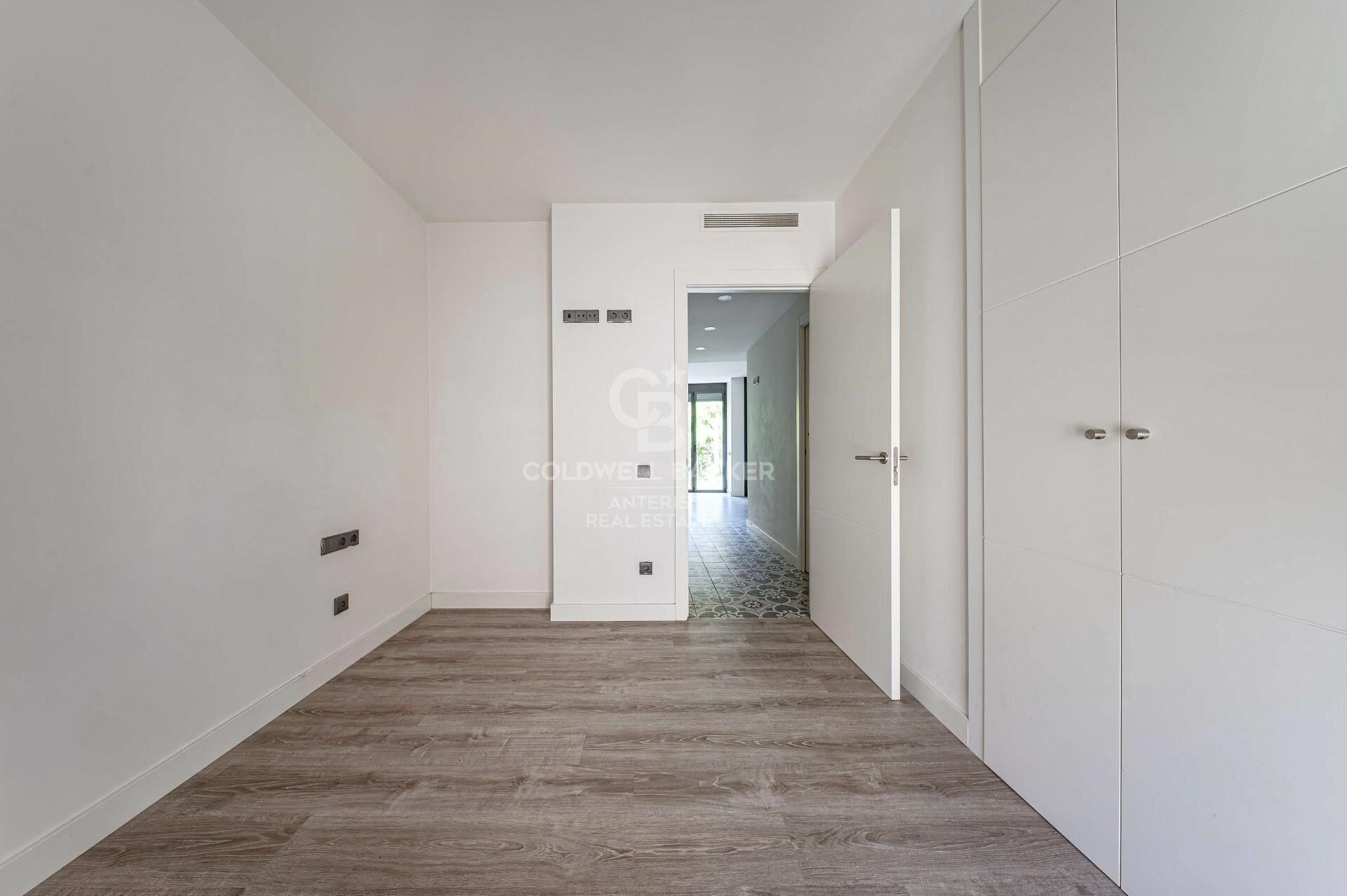 Apartment for sale in Vila de Gràcia located in a building constructed in 2018. The price includes a parking space in the same building