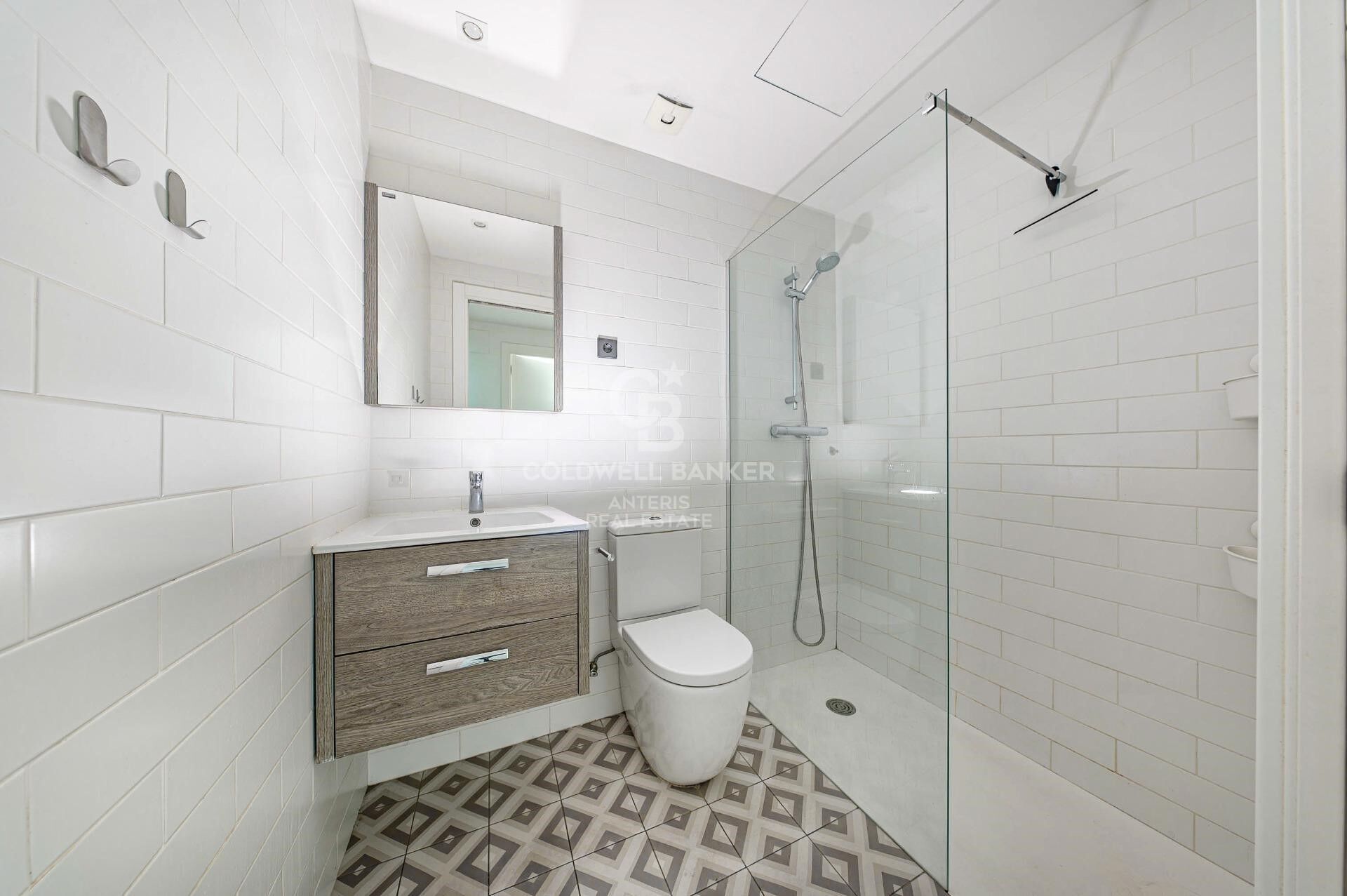Apartment for sale in Vila de Gràcia located in a building constructed in 2018. The price includes a parking space in the same building