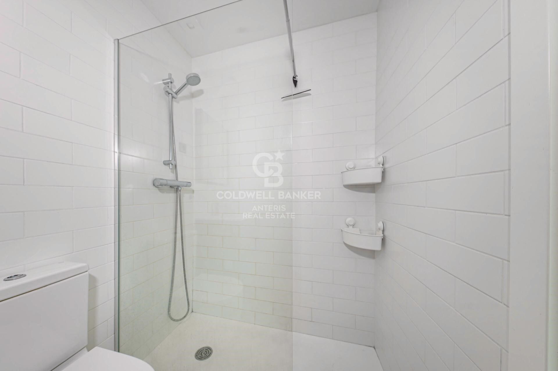 Apartment for sale in Vila de Gràcia located in a building constructed in 2018. The price includes a parking space in the same building
