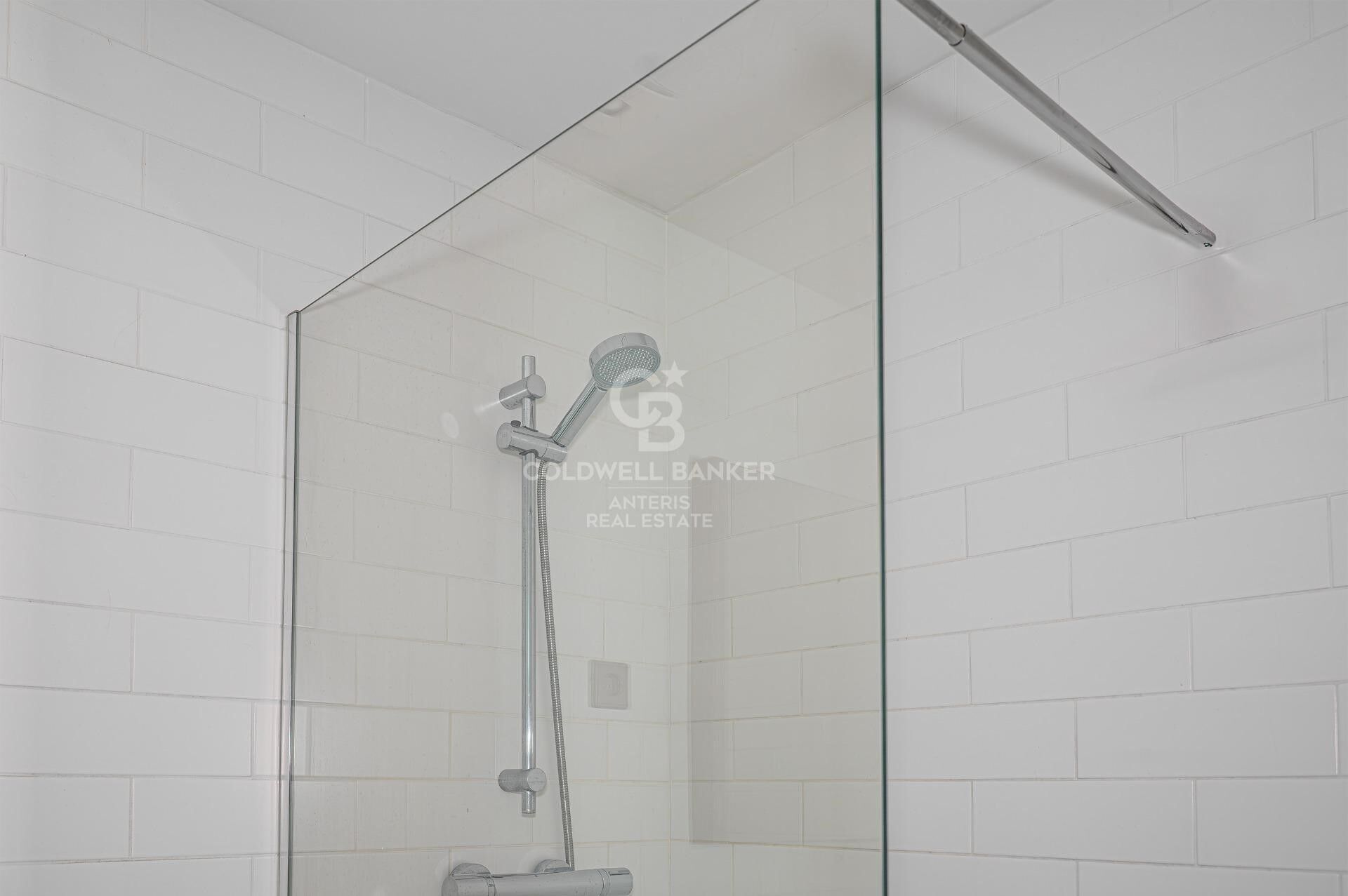 Apartment for sale in Vila de Gràcia located in a building constructed in 2018. The price includes a parking space in the same building