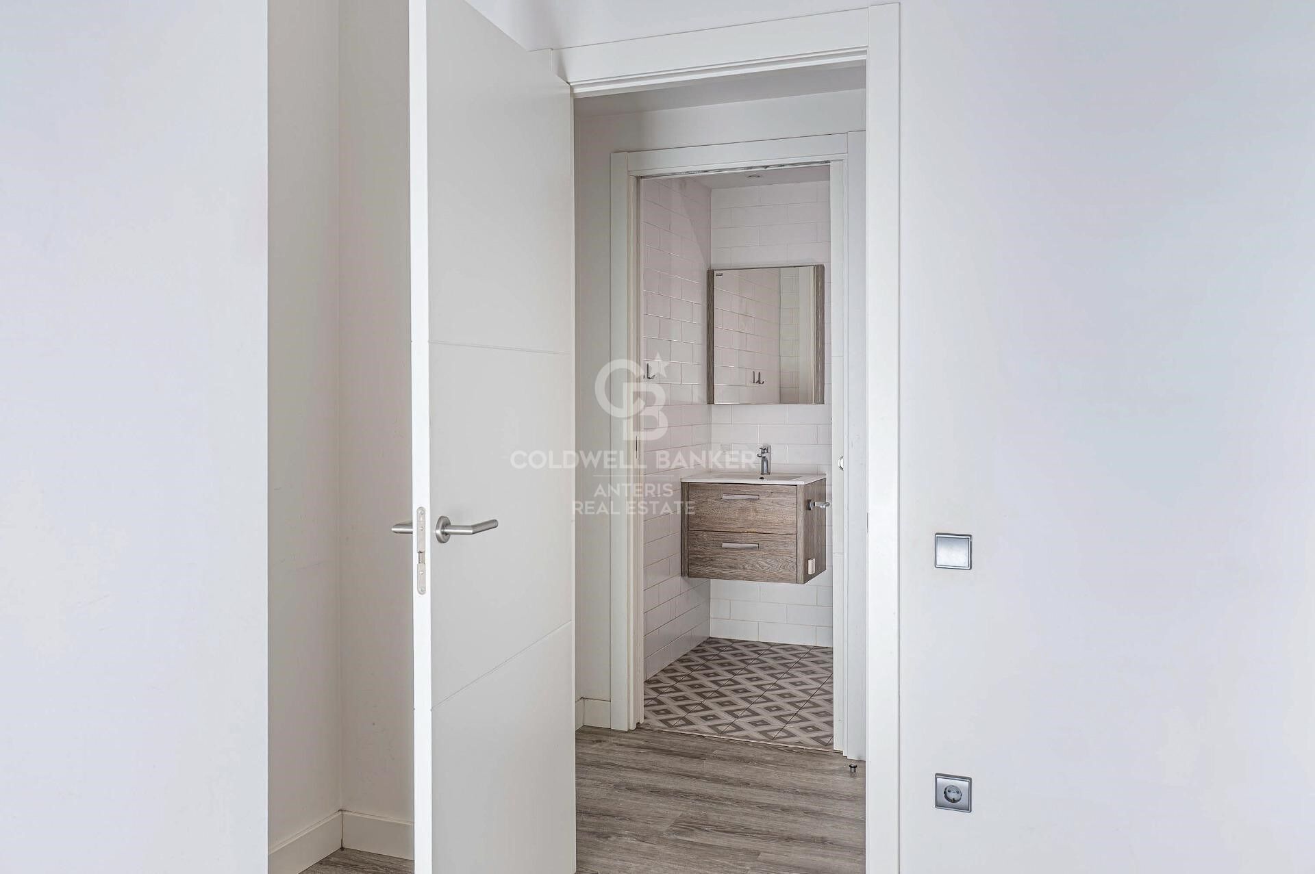 Apartment for sale in Vila de Gràcia located in a building constructed in 2018. The price includes a parking space in the same building