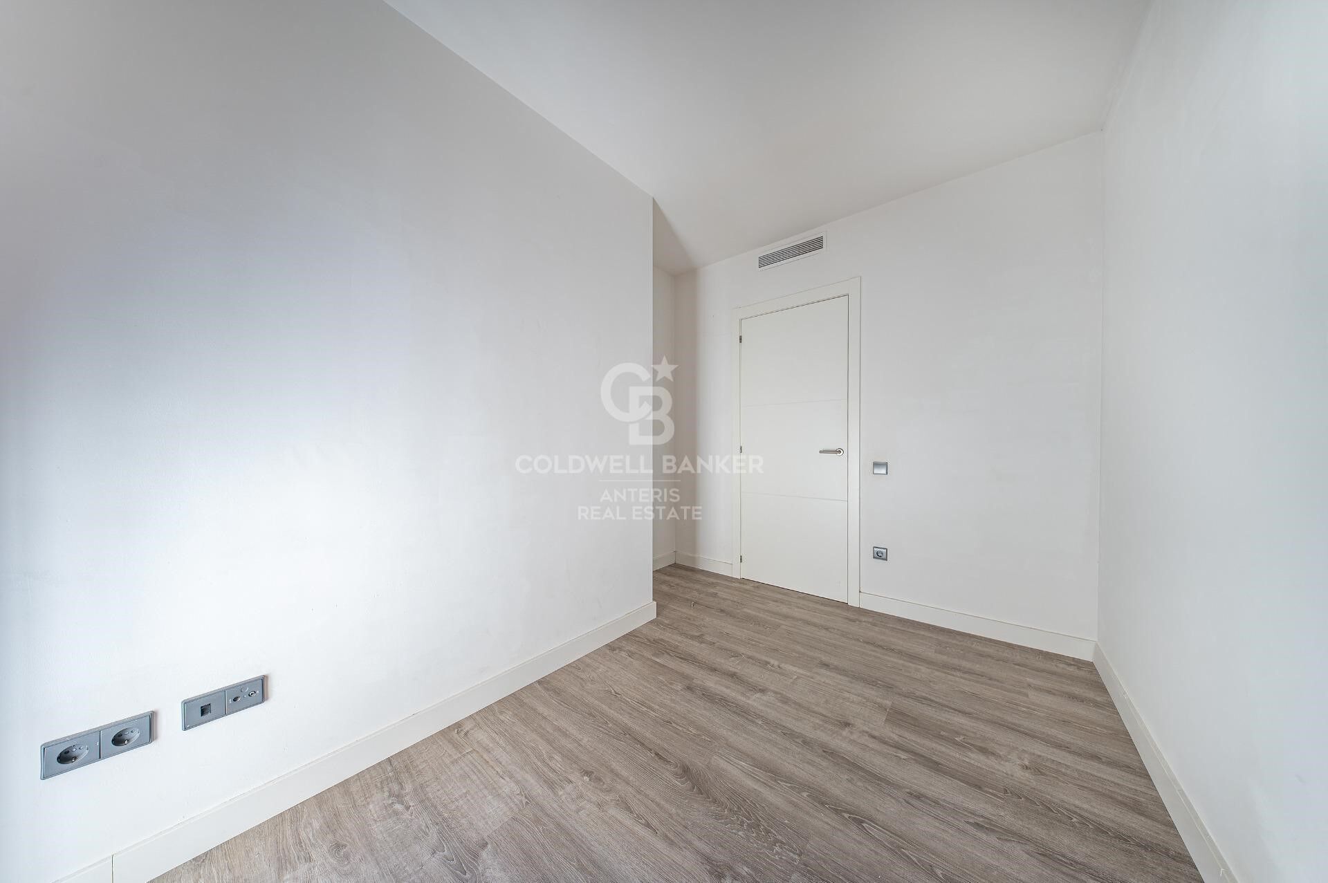 Apartment for sale in Vila de Gràcia located in a building constructed in 2018. The price includes a parking space in the same building