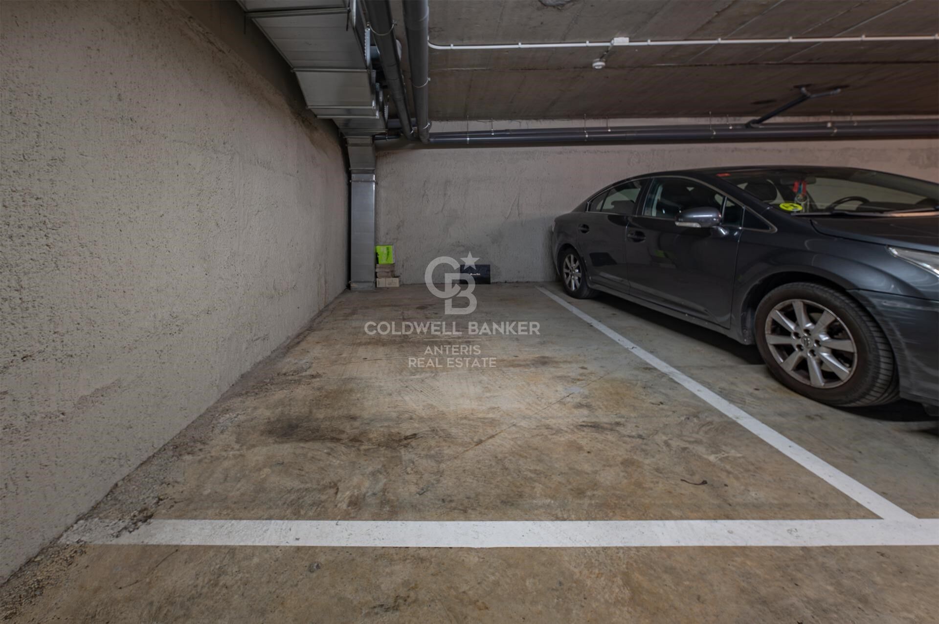 Apartment for sale in Vila de Gràcia located in a building constructed in 2018. The price includes a parking space in the same building