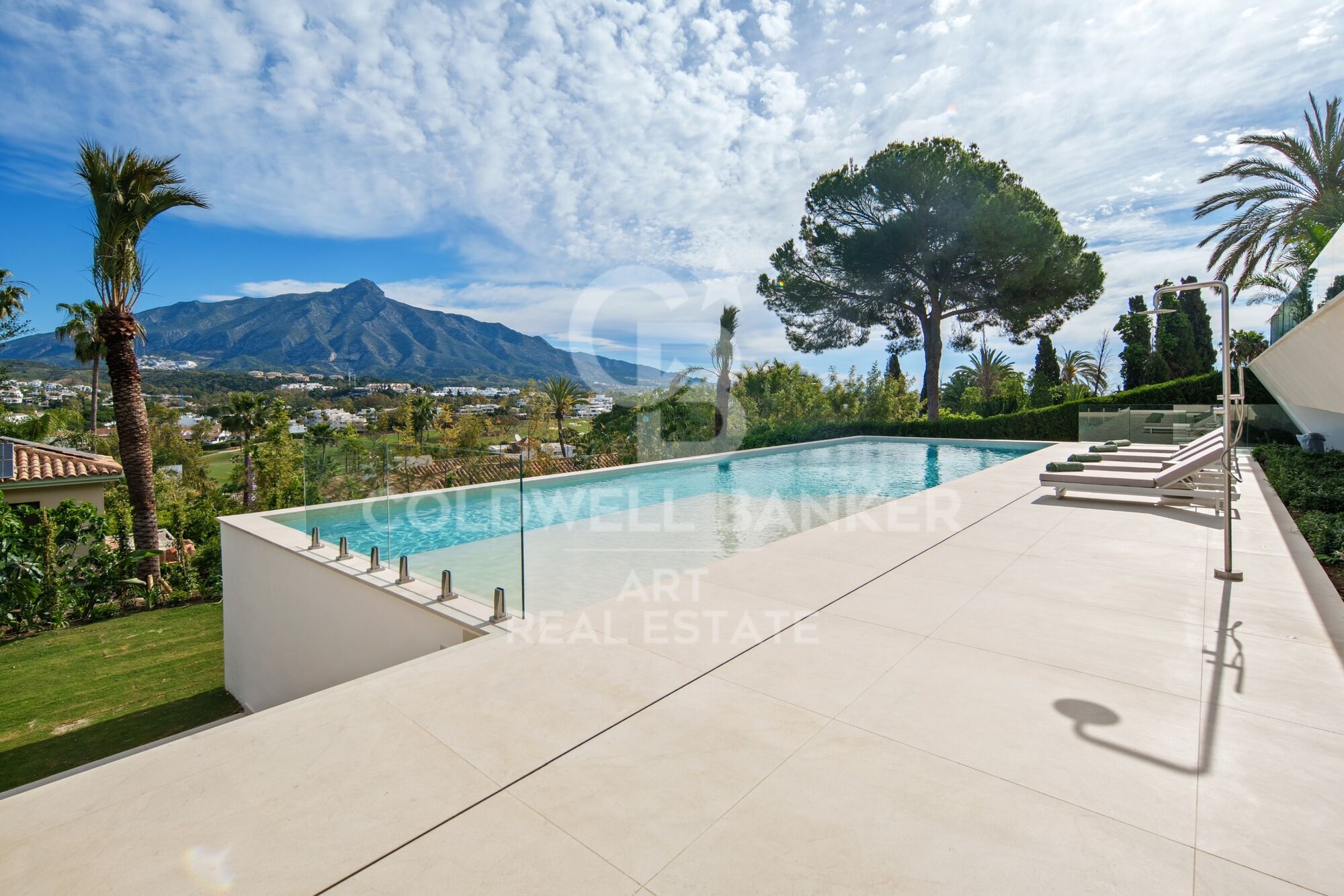 Preciosa villa de diseño en el corazón de Nueva Andalucía - Marbella