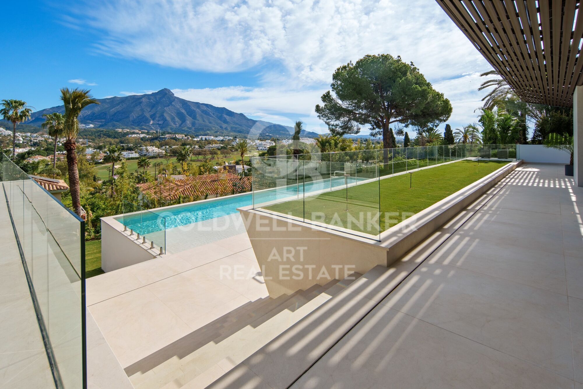 Preciosa villa de diseño en el corazón de Nueva Andalucía - Marbella