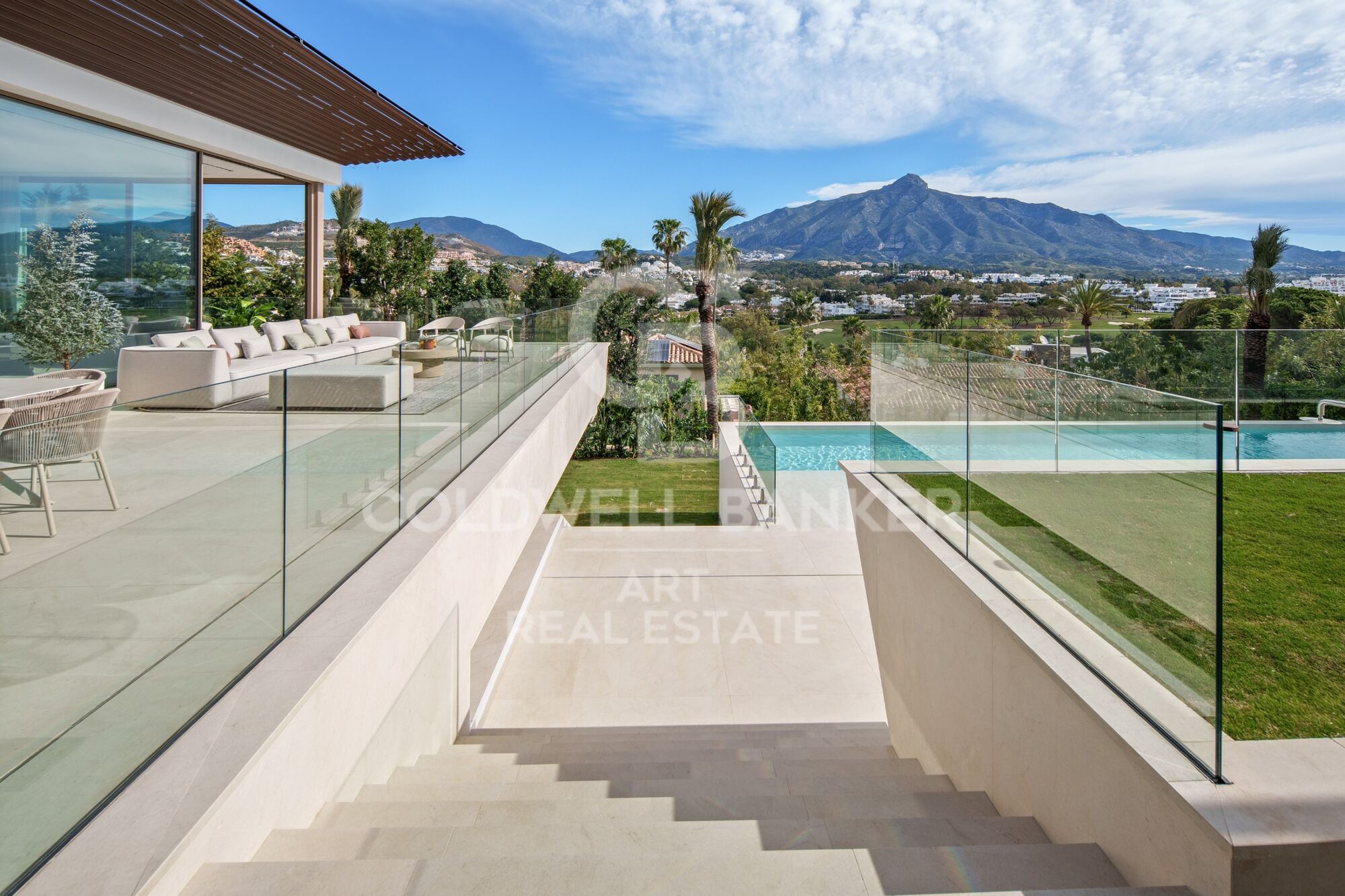 Preciosa villa de diseño en el corazón de Nueva Andalucía - Marbella