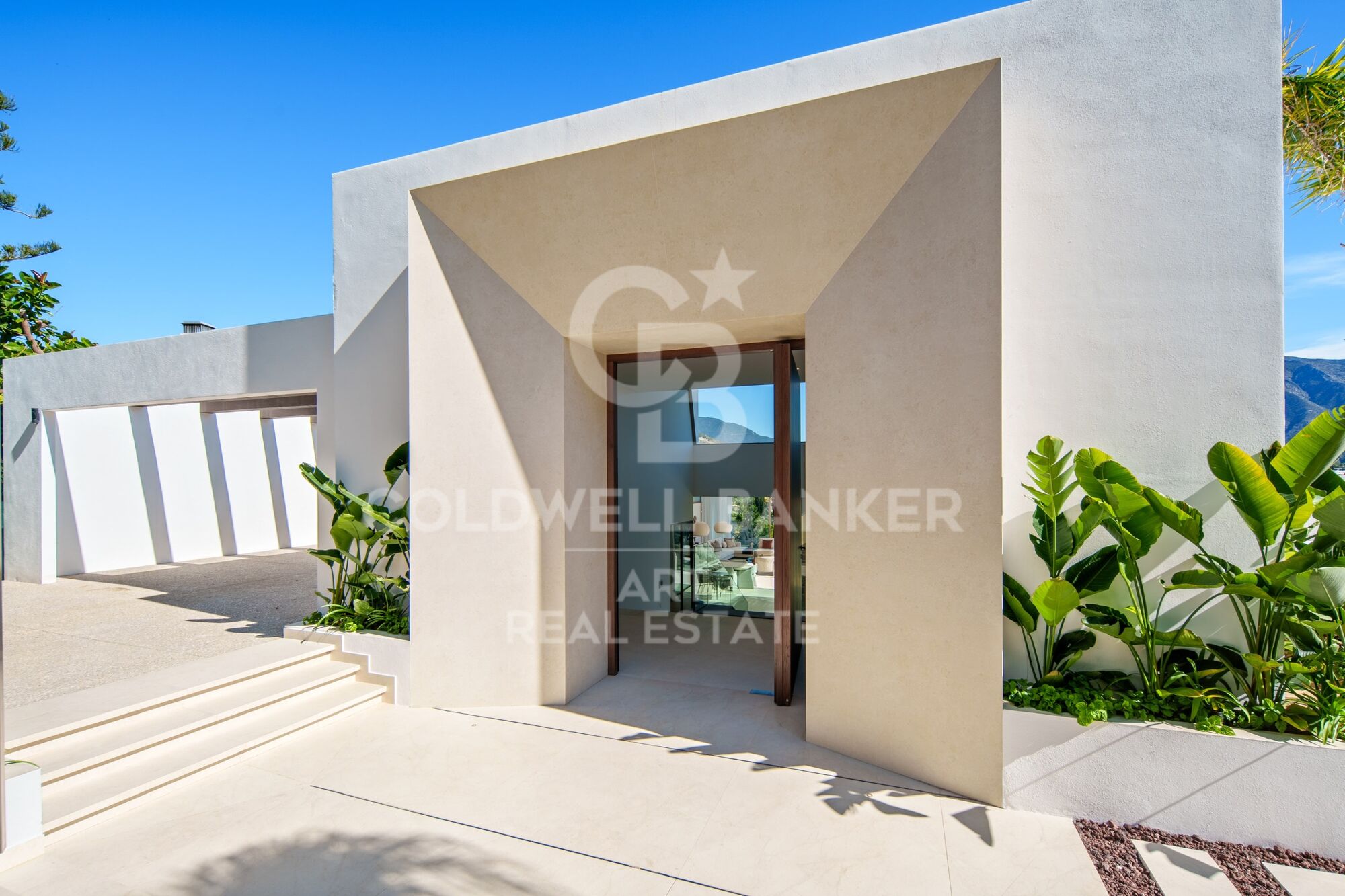 Preciosa villa de diseño en el corazón de Nueva Andalucía - Marbella