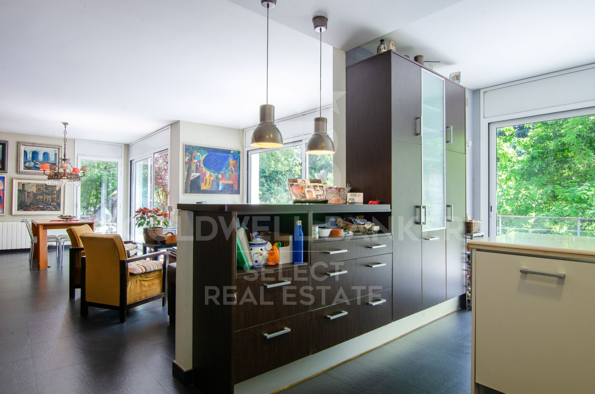 Encantadora casa de autor en Bellaterra: Naturaleza, diseño y exclusividad.