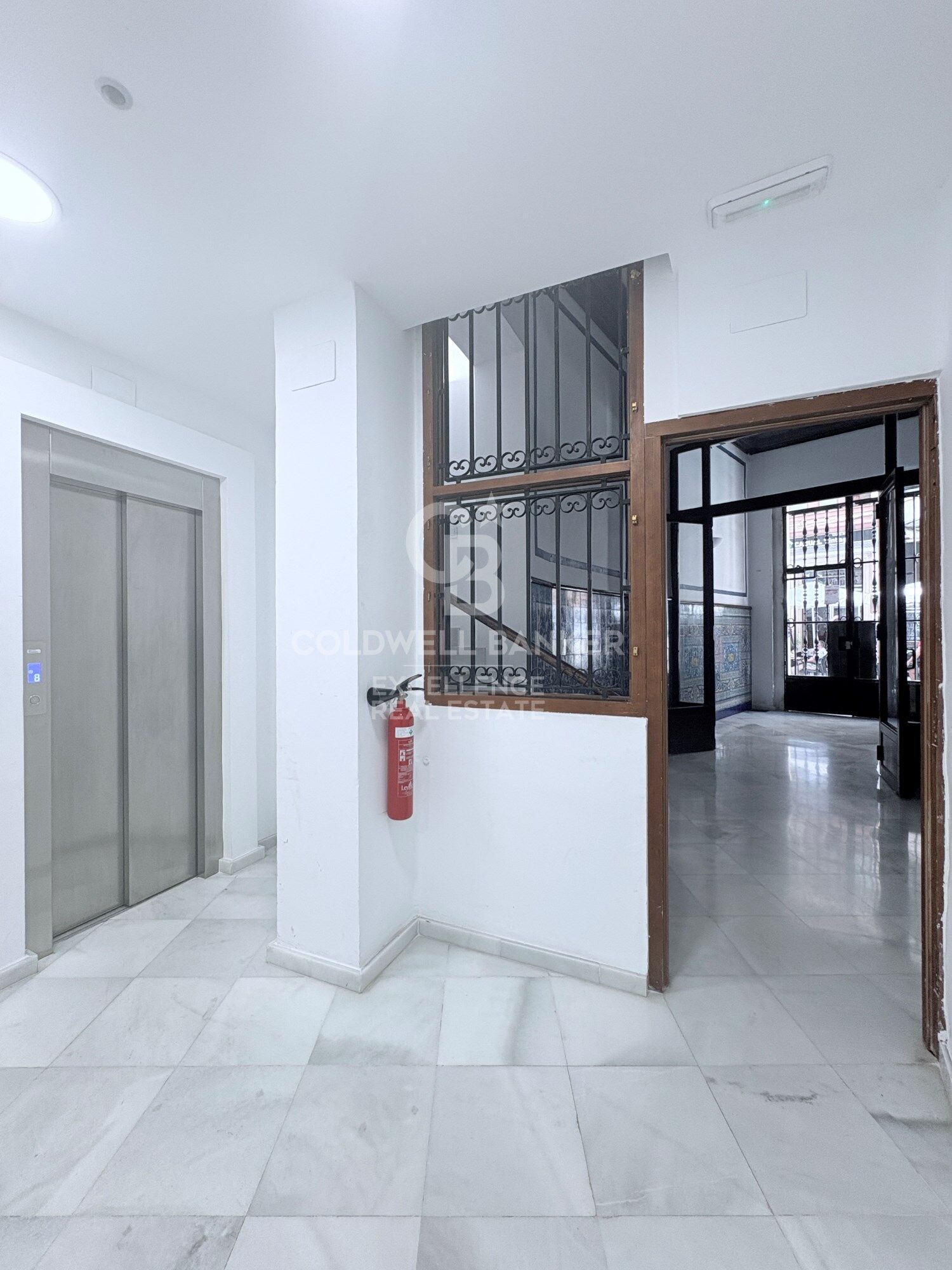 Renovated and furnished apartment with balconies and views of Valencia City Hall