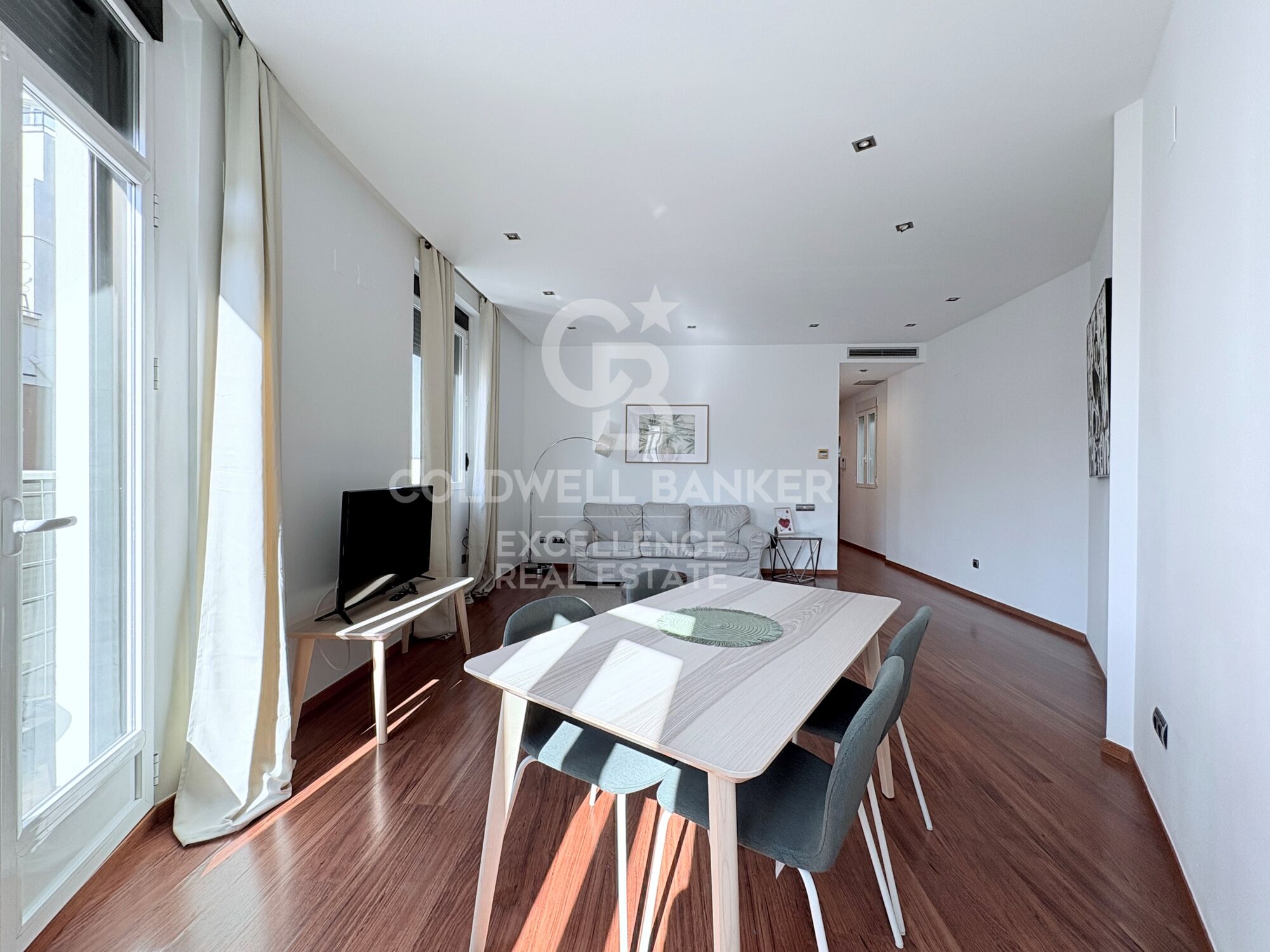 Renovated and furnished apartment with balconies and views of Valencia City Hall