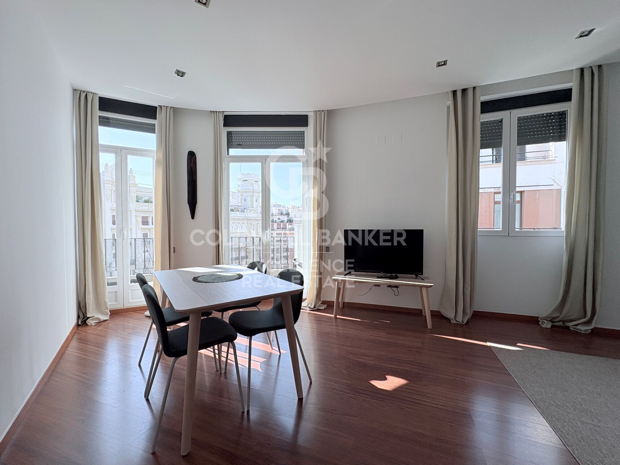 Appartement rénové et meublé avec balcons et vue sur l'Hôtel de Ville de Valence