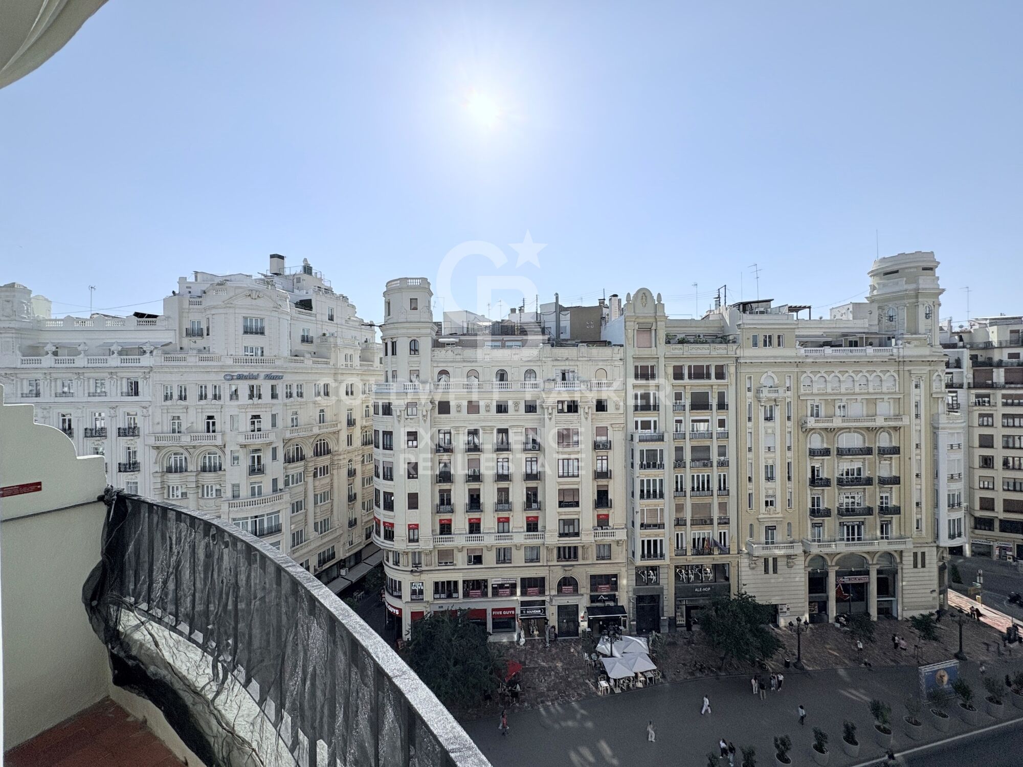 Renovated and furnished apartment with balconies and views of Valencia City Hall
