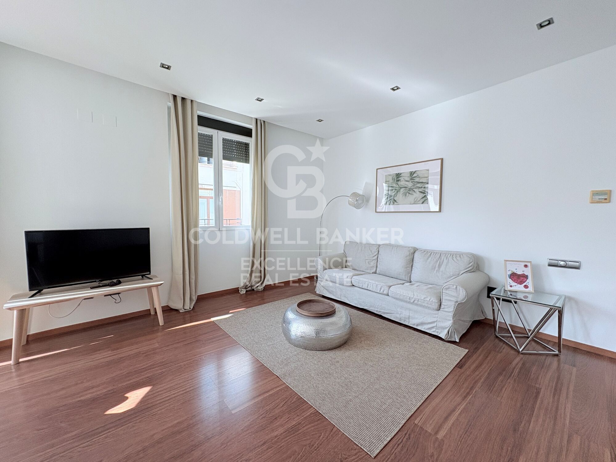 Renovated and furnished apartment with balconies and views of Valencia City Hall