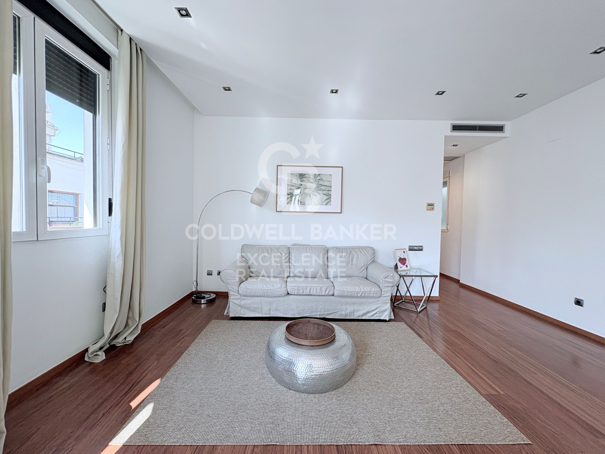 Renovated and furnished apartment with balconies and views of Valencia City Hall
