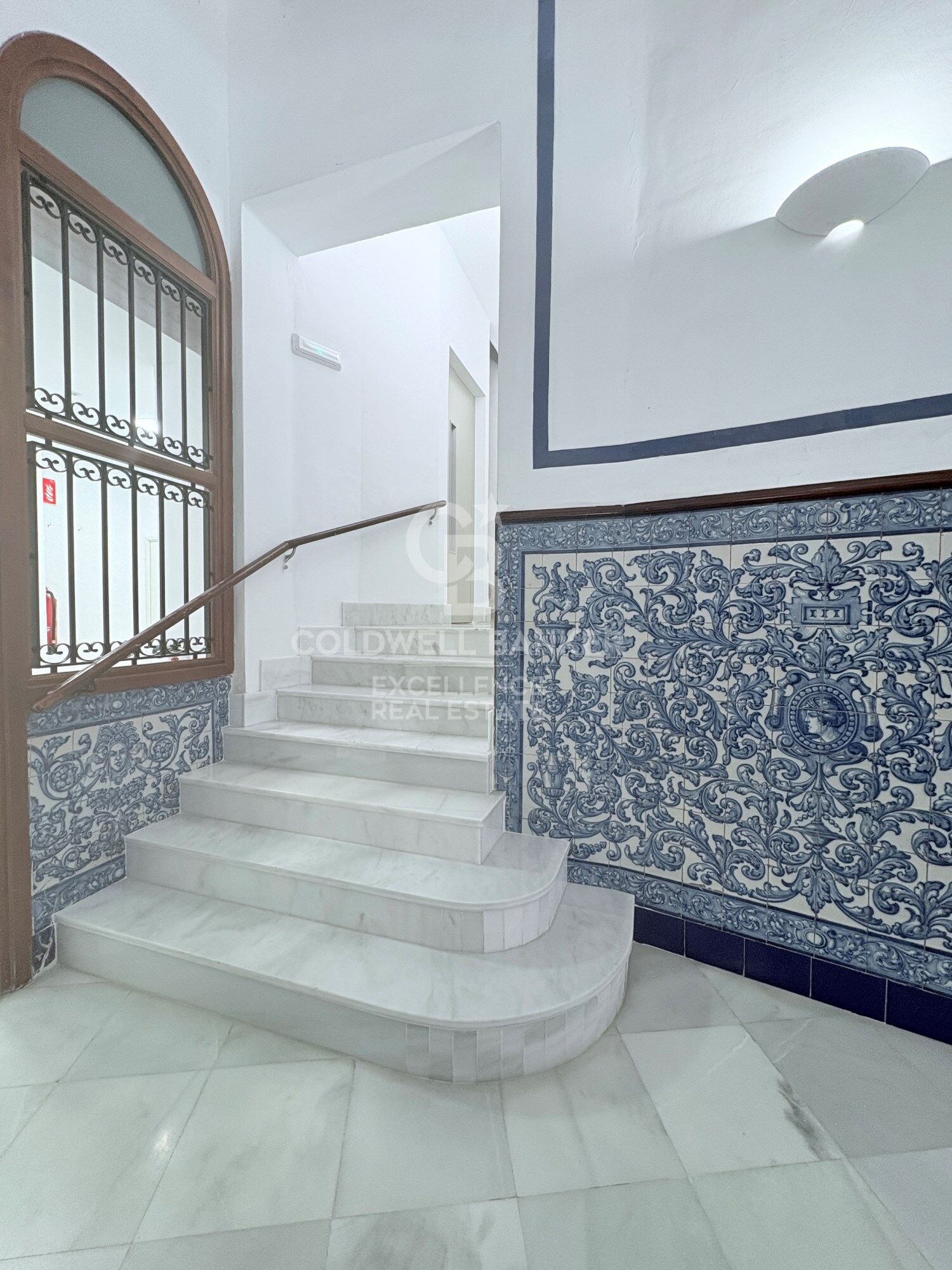 Renovated and furnished apartment with balconies and views of Valencia City Hall