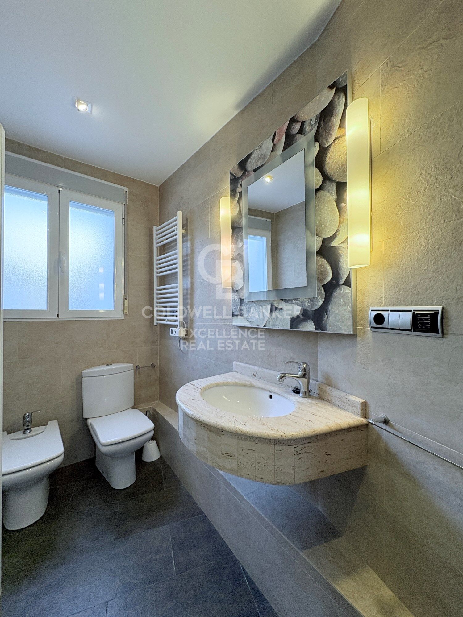 Appartement rénové et meublé avec balcons et vue sur l'Hôtel de Ville de Valence