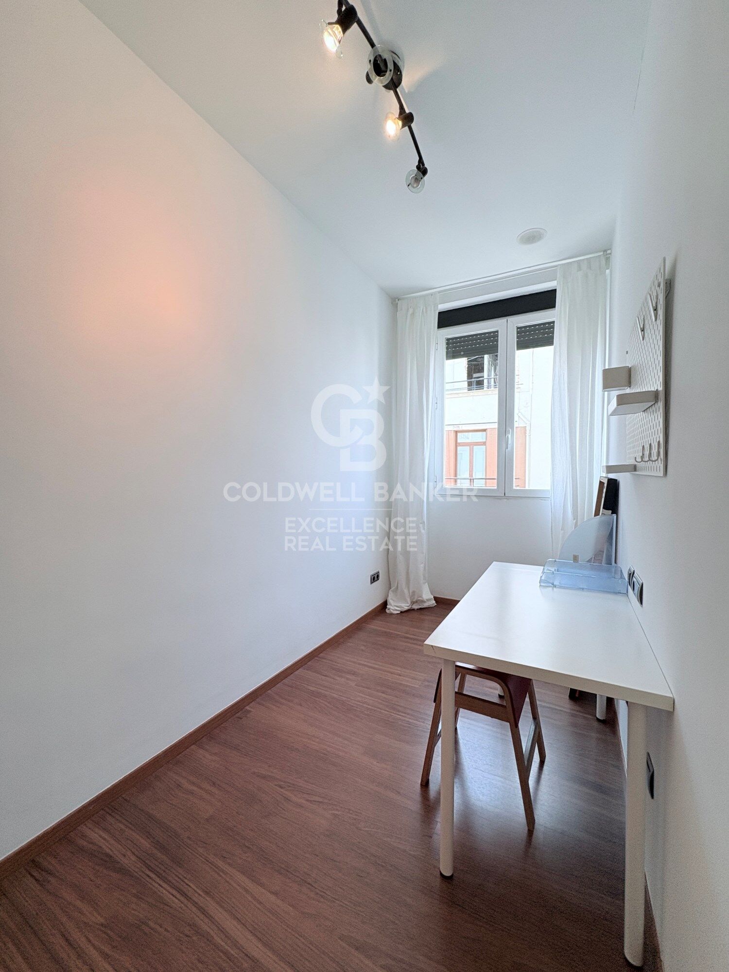 Renovated and furnished apartment with balconies and views of Valencia City Hall
