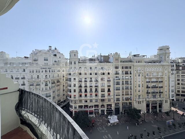 Renovierte und möblierte Wohnung mit Balkonen und Blick auf das Rathaus von Valencia
