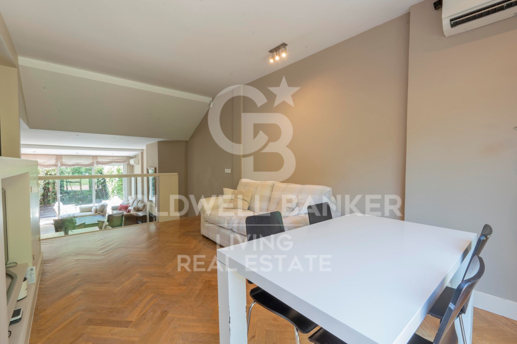 Chalet adosado en urbanización cerrada Madrid