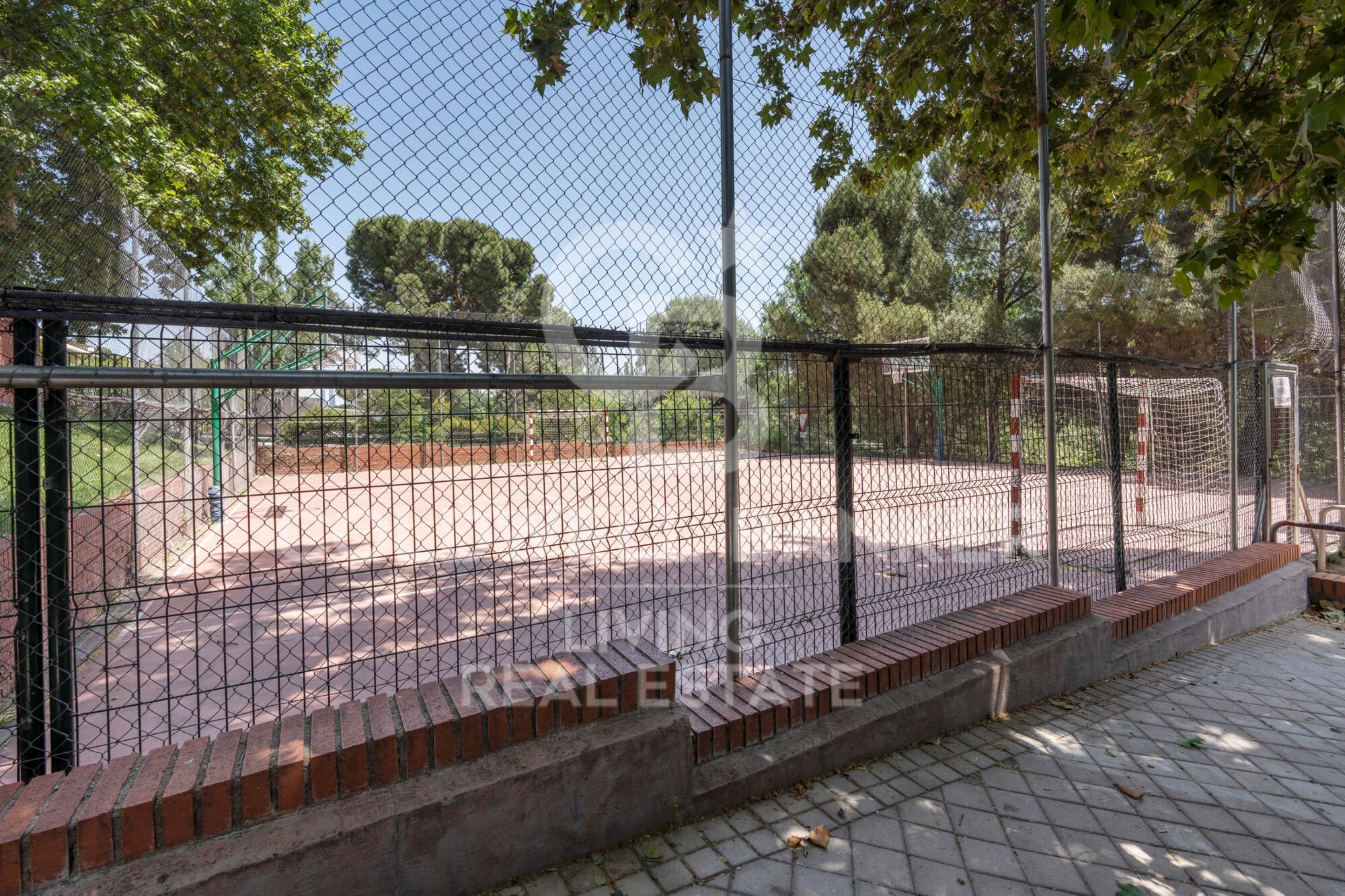 Chalet adosado en urbanización cerrada Madrid