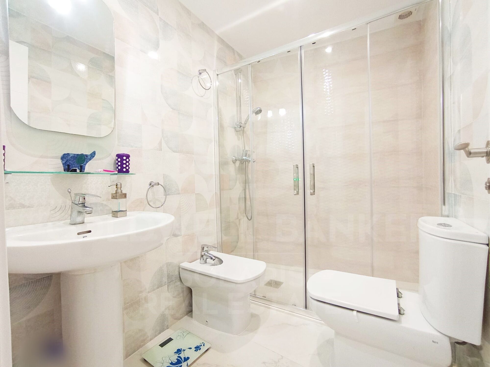 EXCLUSIVE RENOVATED PROPERTY IN FRONT OF THE REAL CLUB NÁUTICO DE DÉNIA AND 50 METERS FROM THE BEACH.