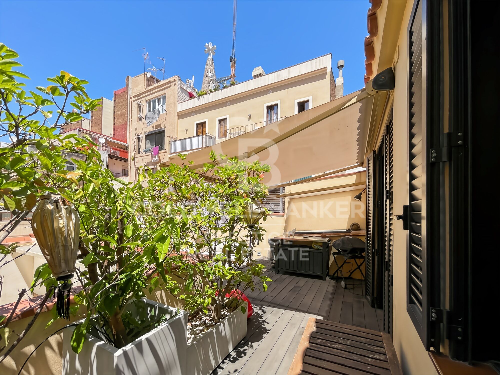 Dachgeschosswohnung mit Terrasse zum Verkauf, nur wenige Schritte von der Sagrada Família entfernt