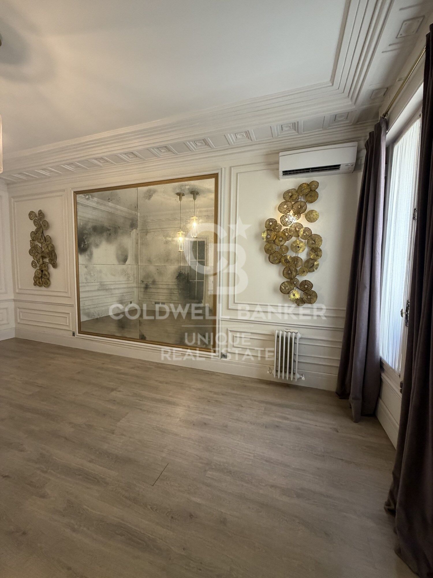 Two-bedroom apartment in a unique and spectacular building in Almagro, Madrid.