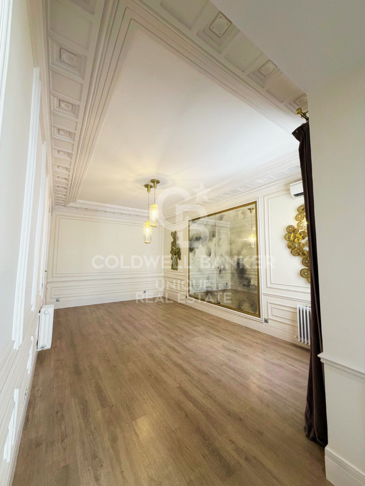 Two-bedroom apartment in a unique and spectacular building in Almagro, Madrid.