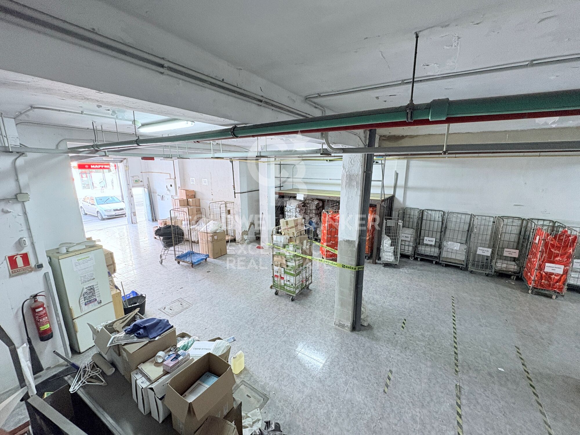 Spacious and versatile commercial premises in an exclusive location on the Barcelona de Puçol road.
