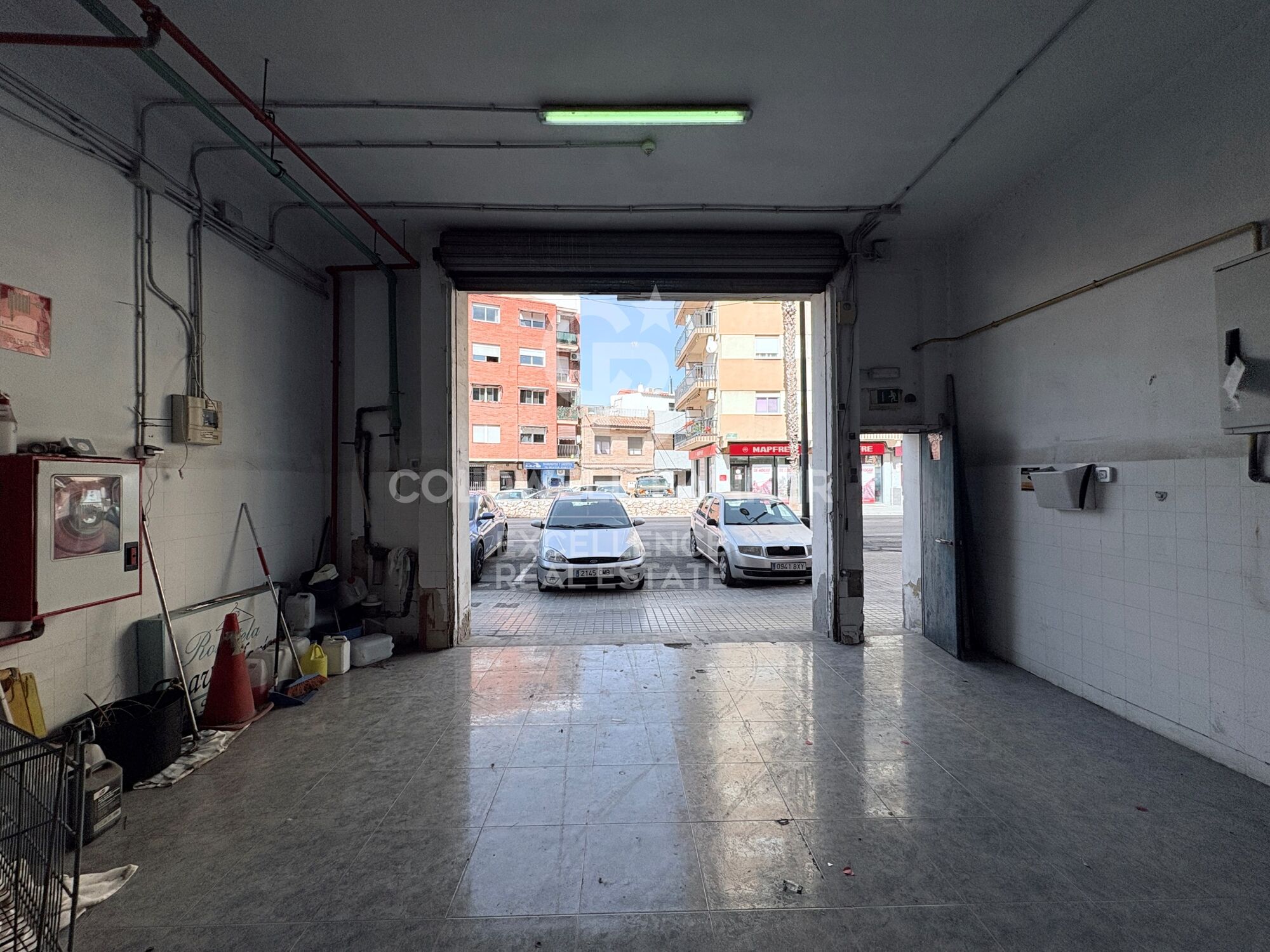 Spacious and versatile commercial premises in an exclusive location on the Barcelona de Puçol road.