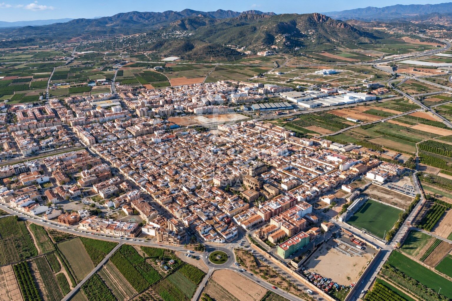 Amplio y versátil local comercial en exclusiva ubicación sobre la Ctra. Barcelona de Puçol.