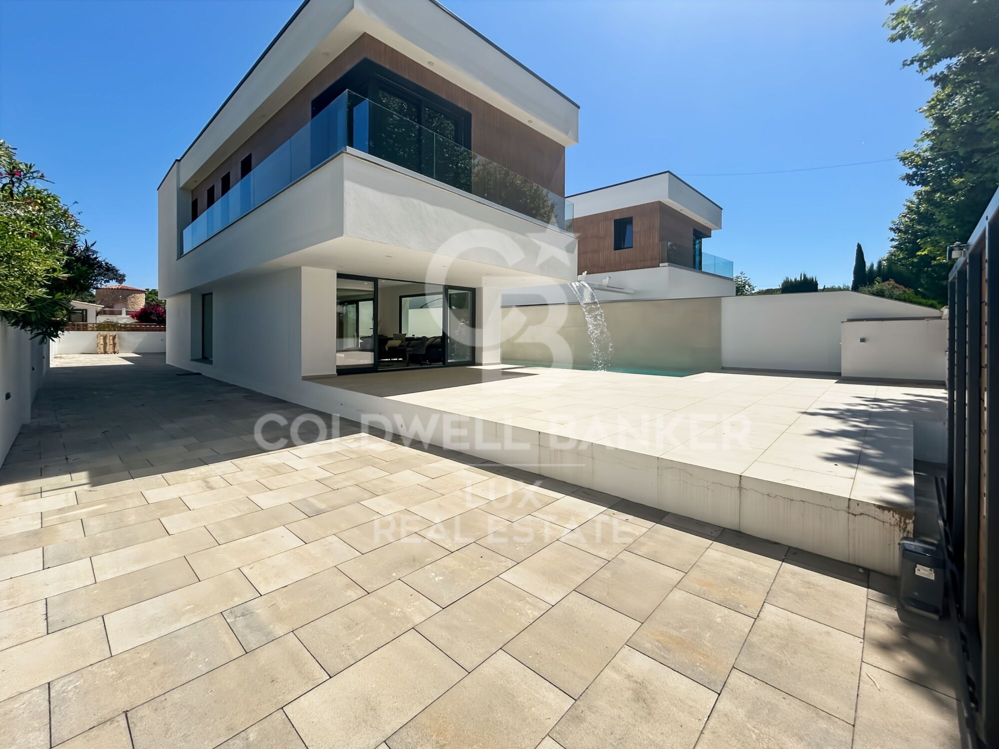 Villa de obra nueva en Empuriabrava con piscina y garage