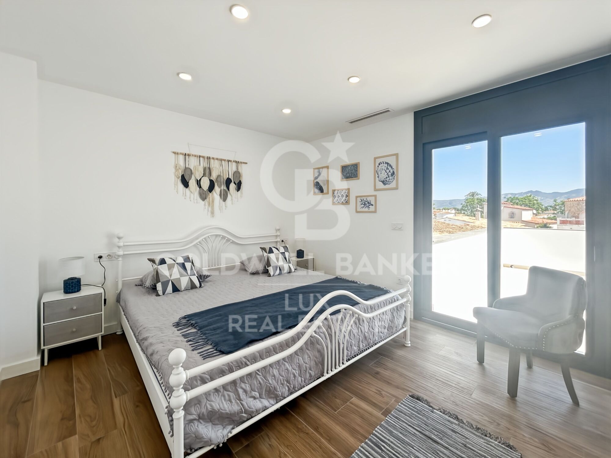 Villa de obra nueva en Empuriabrava con piscina y garage