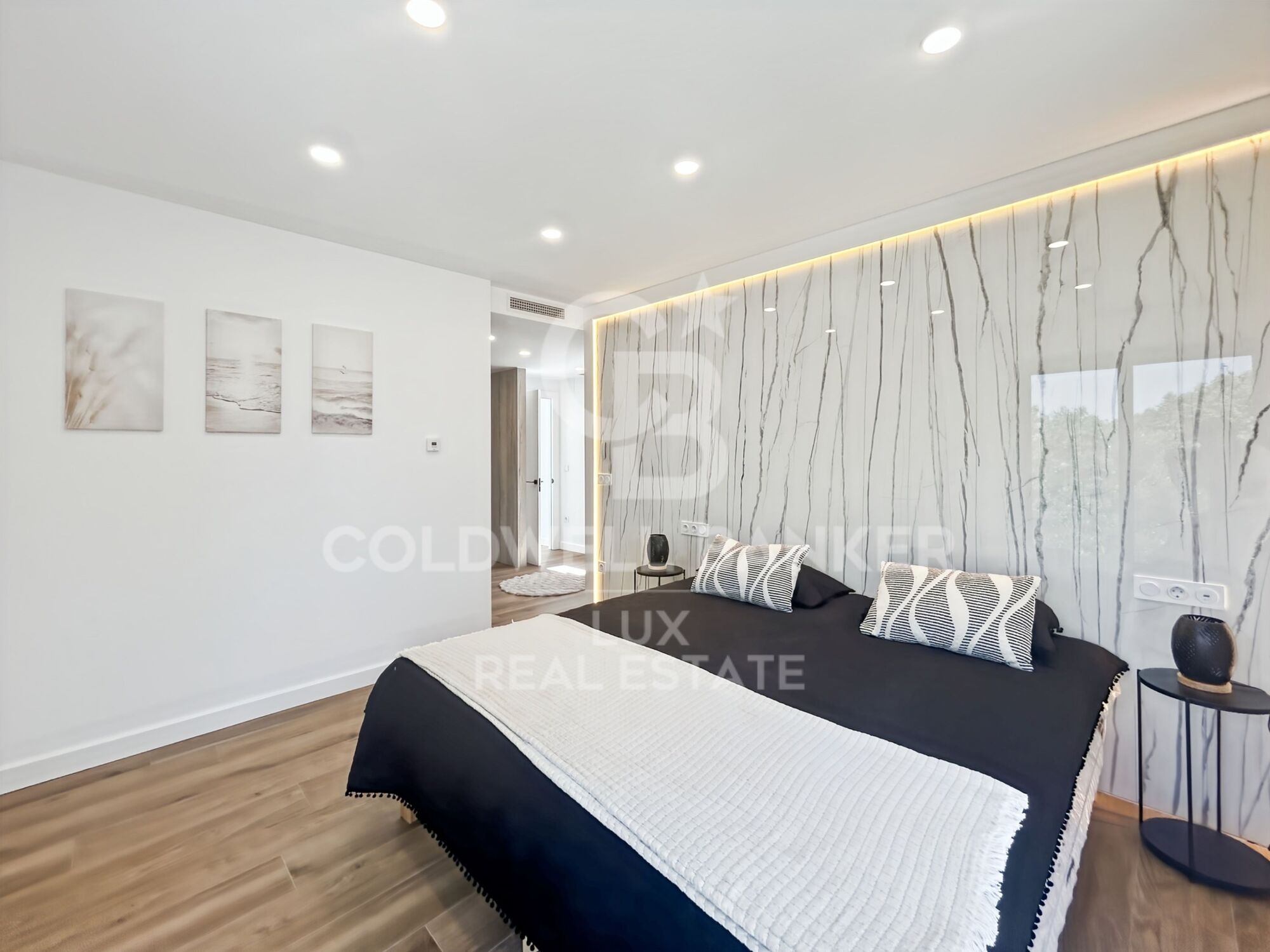 Villa de obra nueva en Empuriabrava con piscina y garage