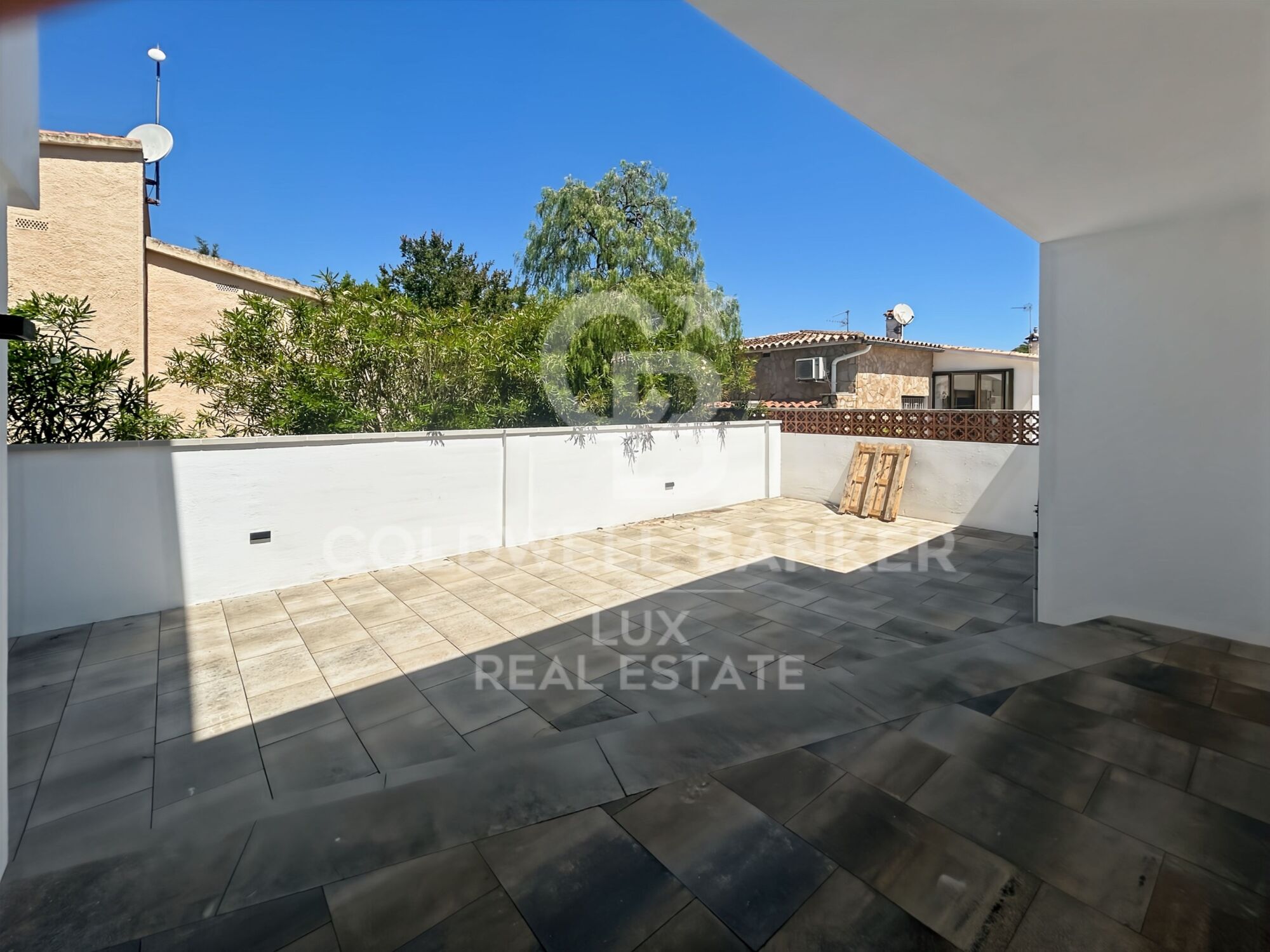 Villa de obra nueva en Empuriabrava con piscina y garage