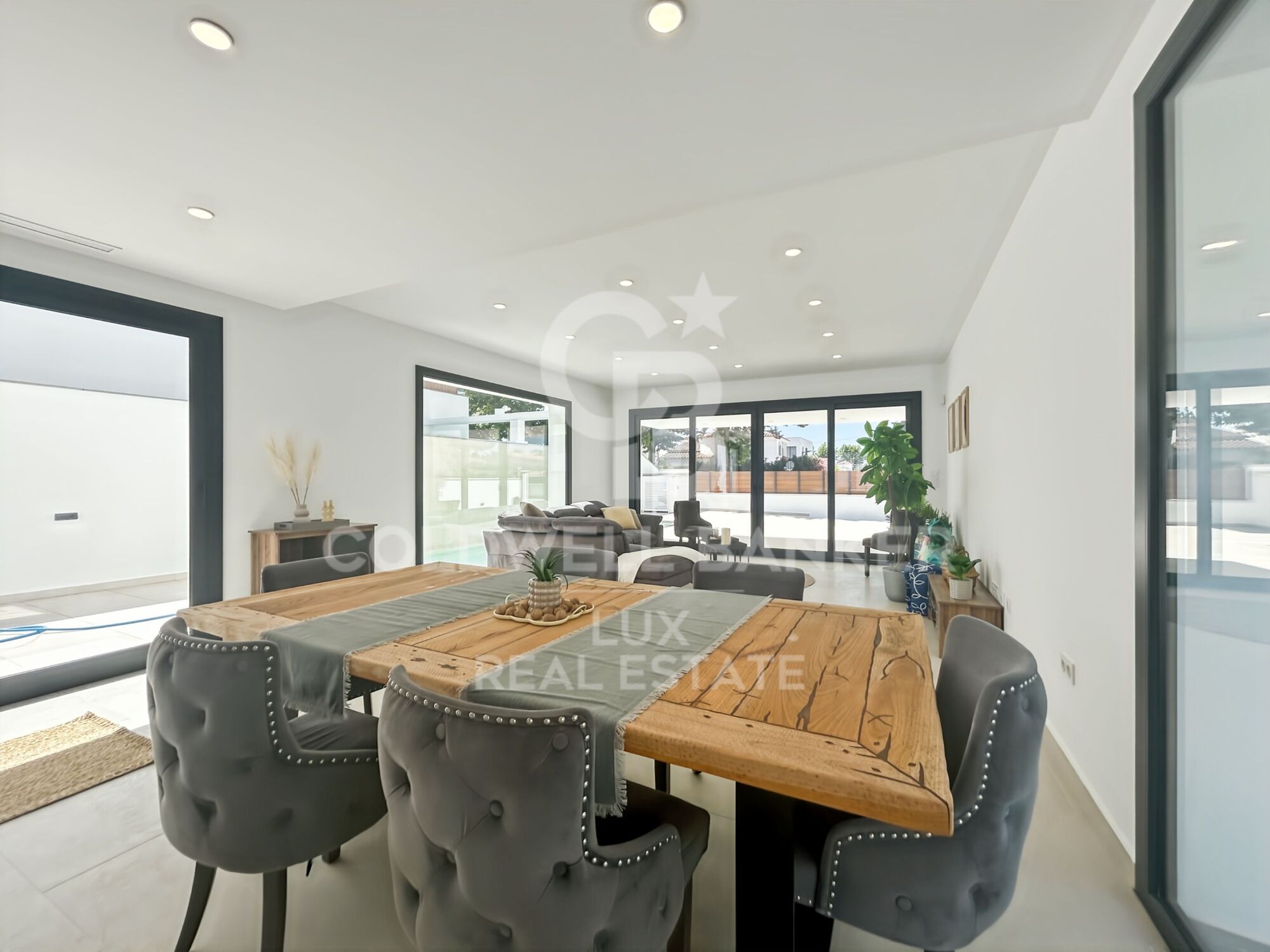 Villa de obra nueva en Empuriabrava con piscina y garage