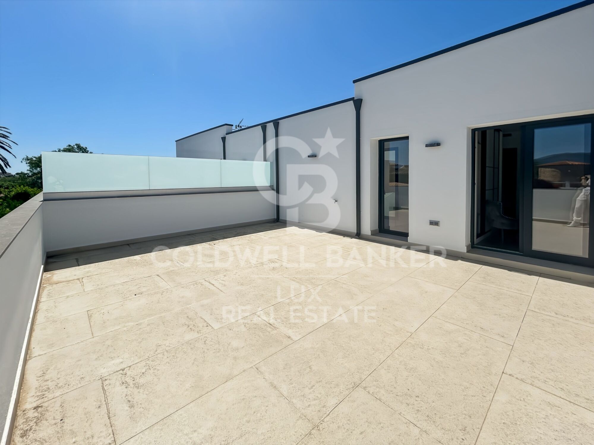 Villa de obra nueva en Empuriabrava con piscina y garage