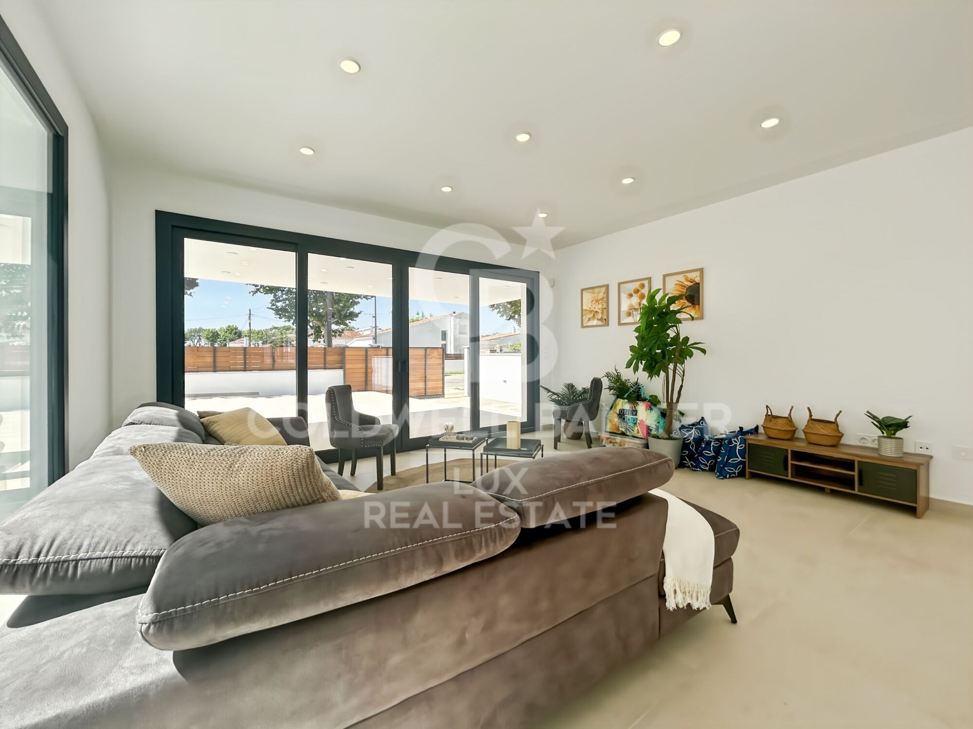 Neubau-Villa in Empuriabrava mit Pool und Garage