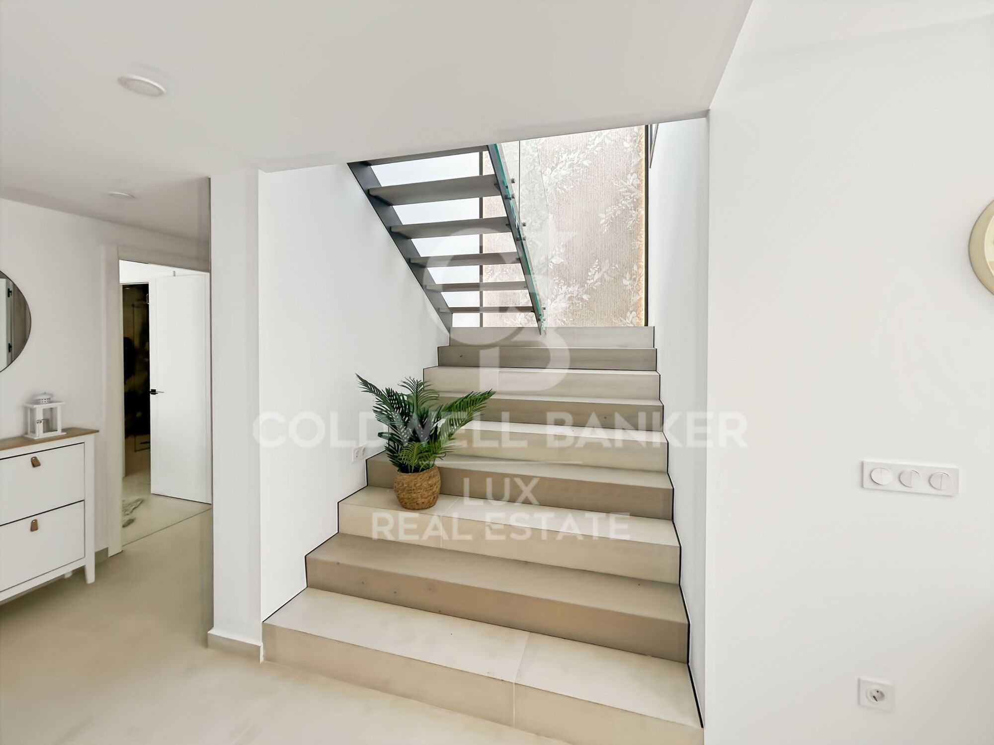 Villa de obra nueva en Empuriabrava con piscina y garage