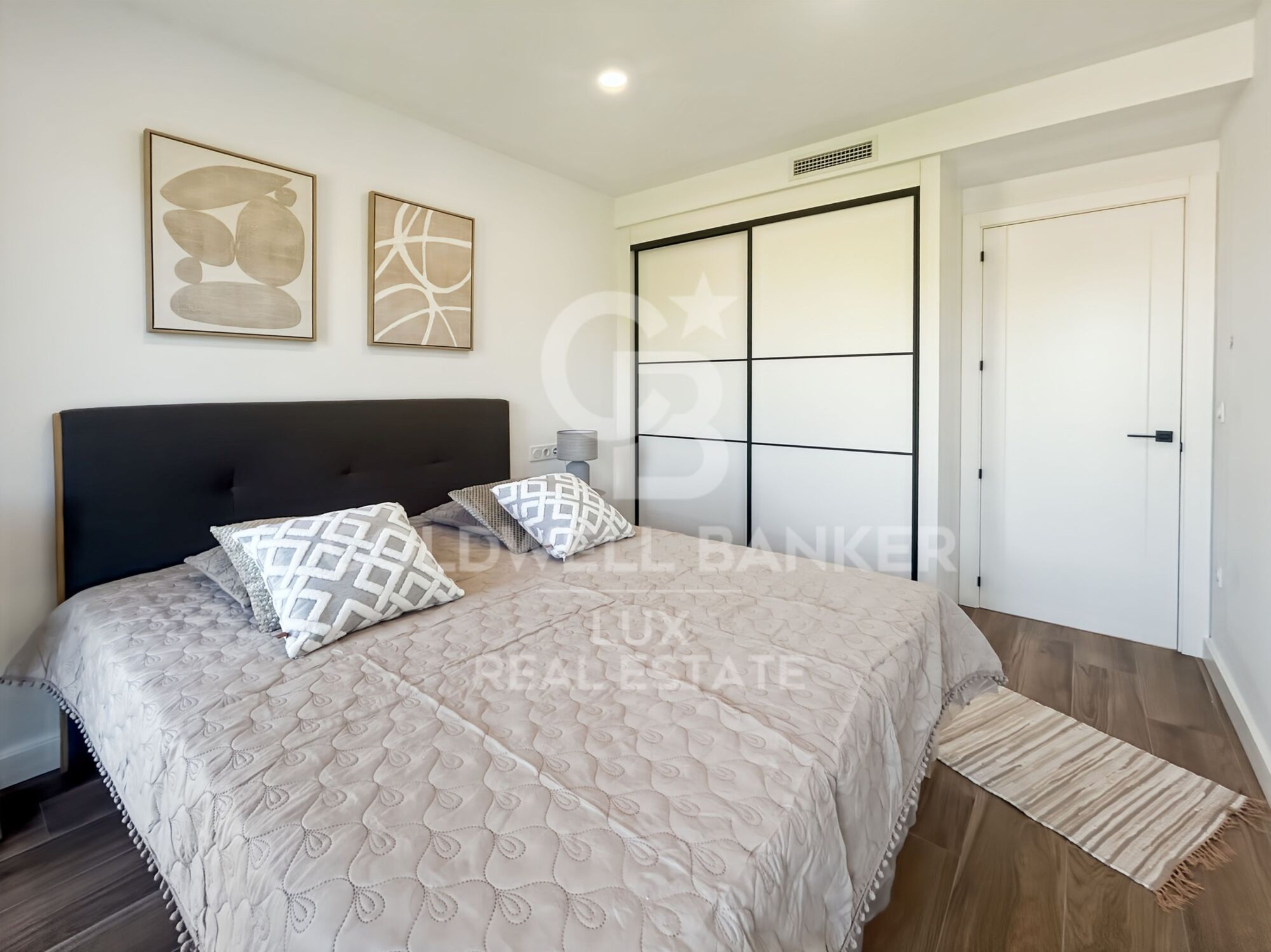 Villa de obra nueva en Empuriabrava con piscina y garage