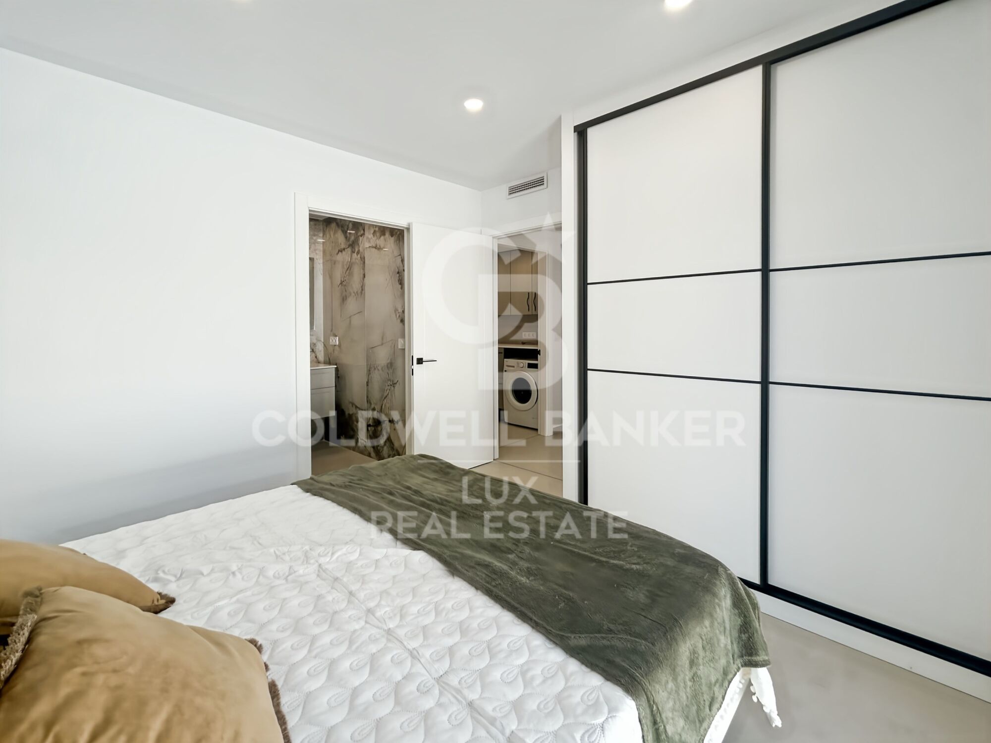 Villa de obra nueva en Empuriabrava con piscina y garage