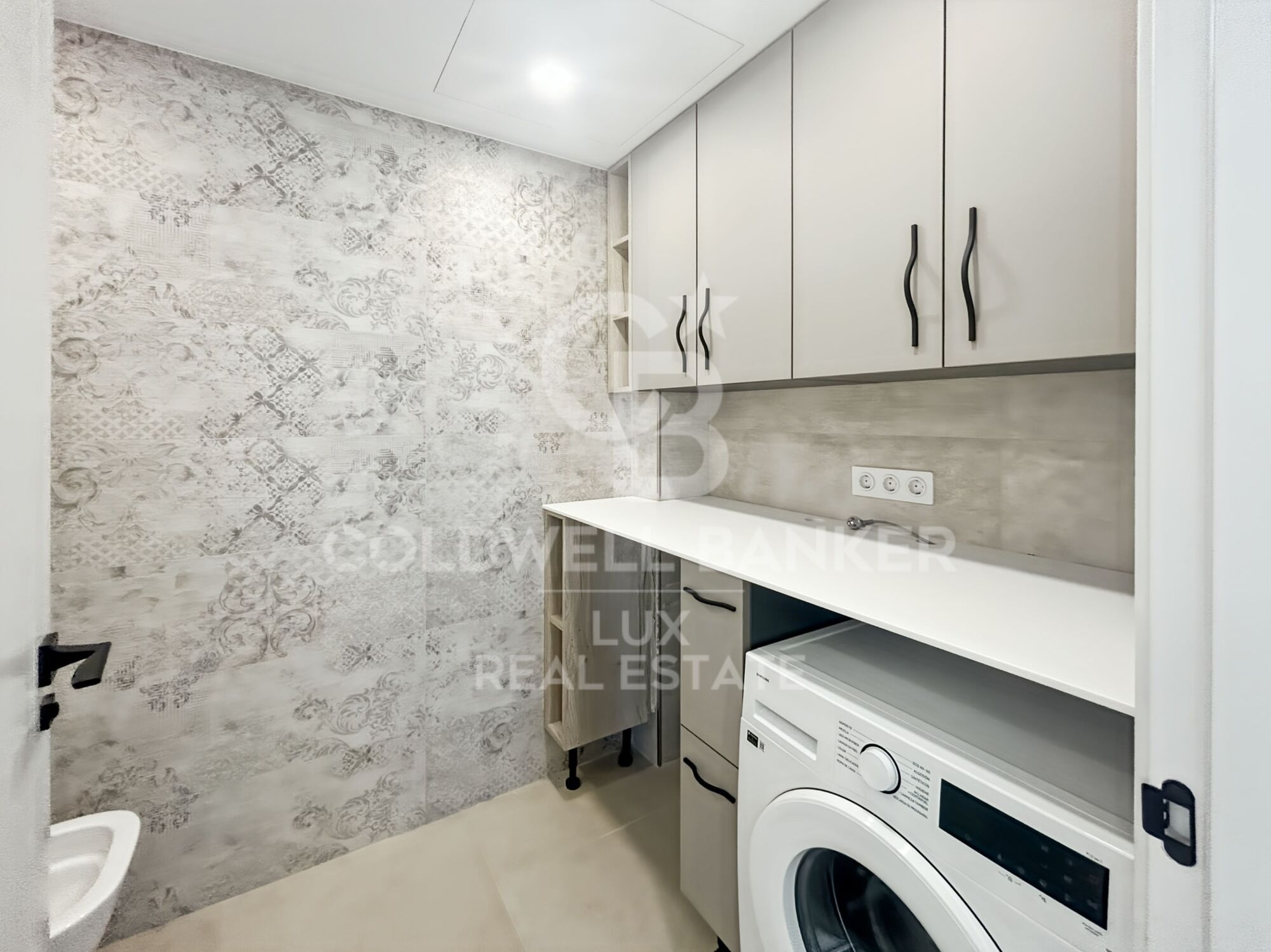 Villa de obra nueva en Empuriabrava con piscina y garage