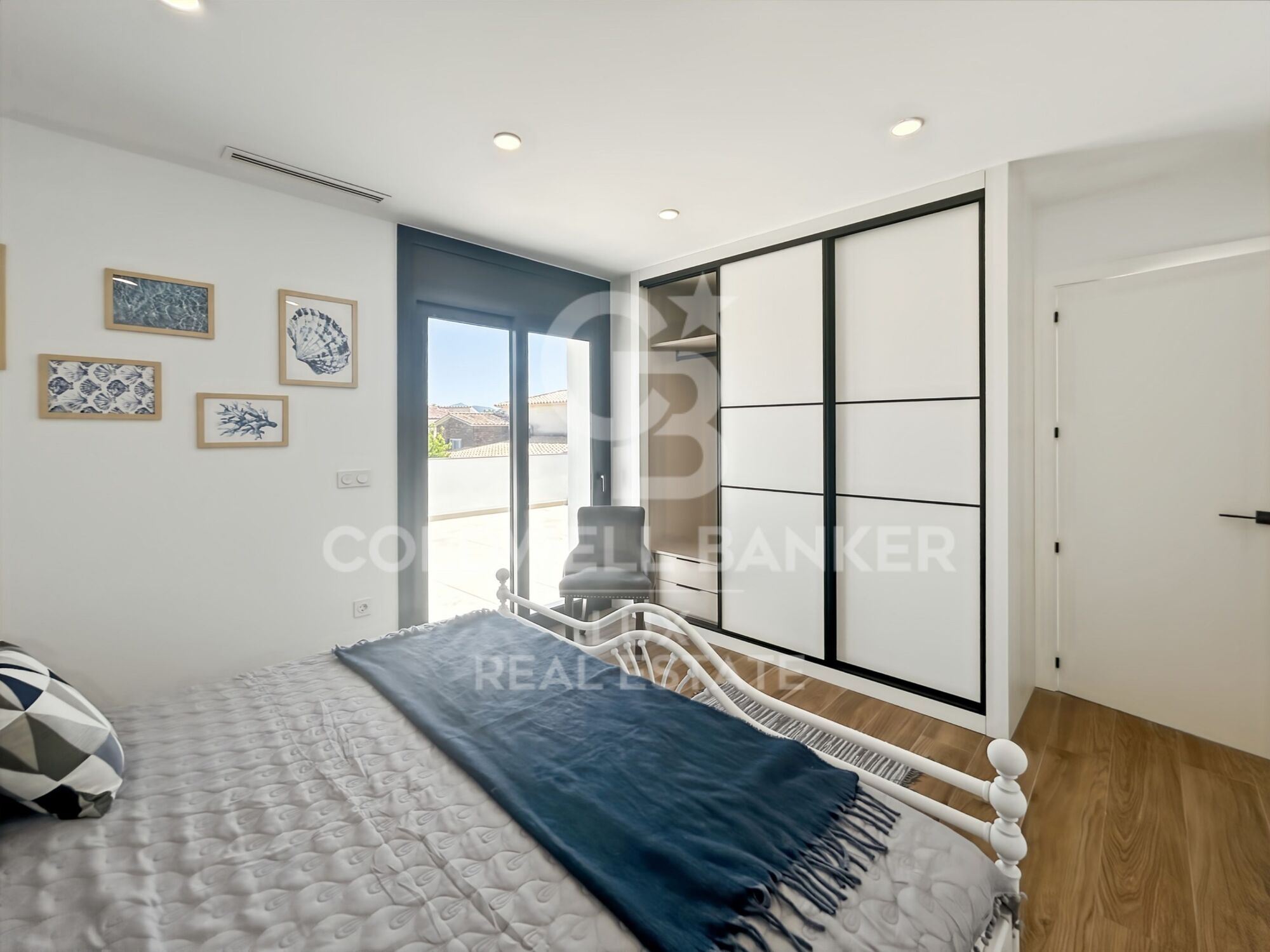 Villa de obra nueva en Empuriabrava con piscina y garage
