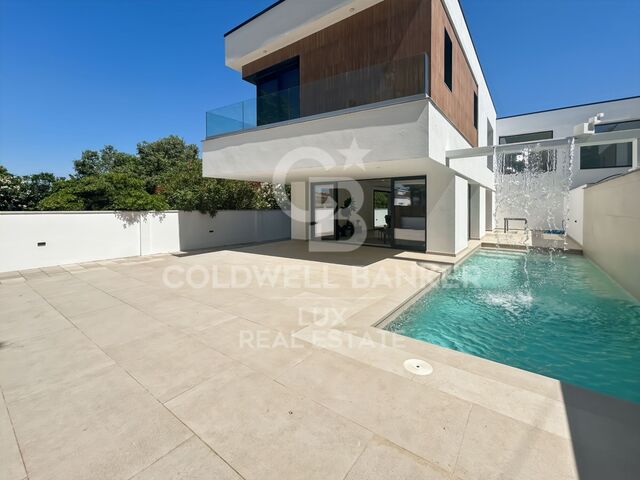 New build villa in Empuriabrava with pool and garage