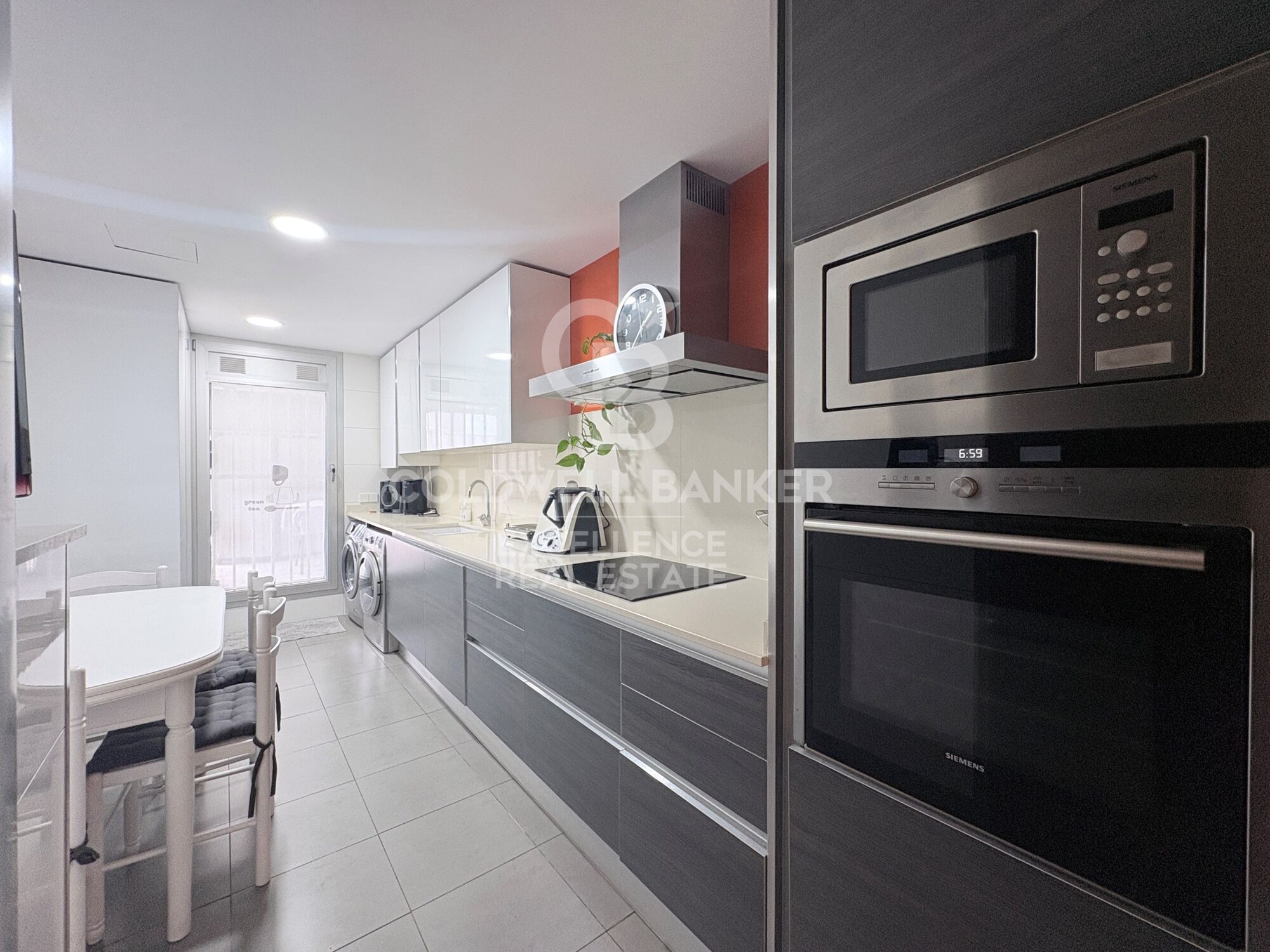 Exclusivo piso de 122 m² con amplia terraza, garaje y trastero en residencial privado junto a la Ciudad de las Artes y las Ciencias