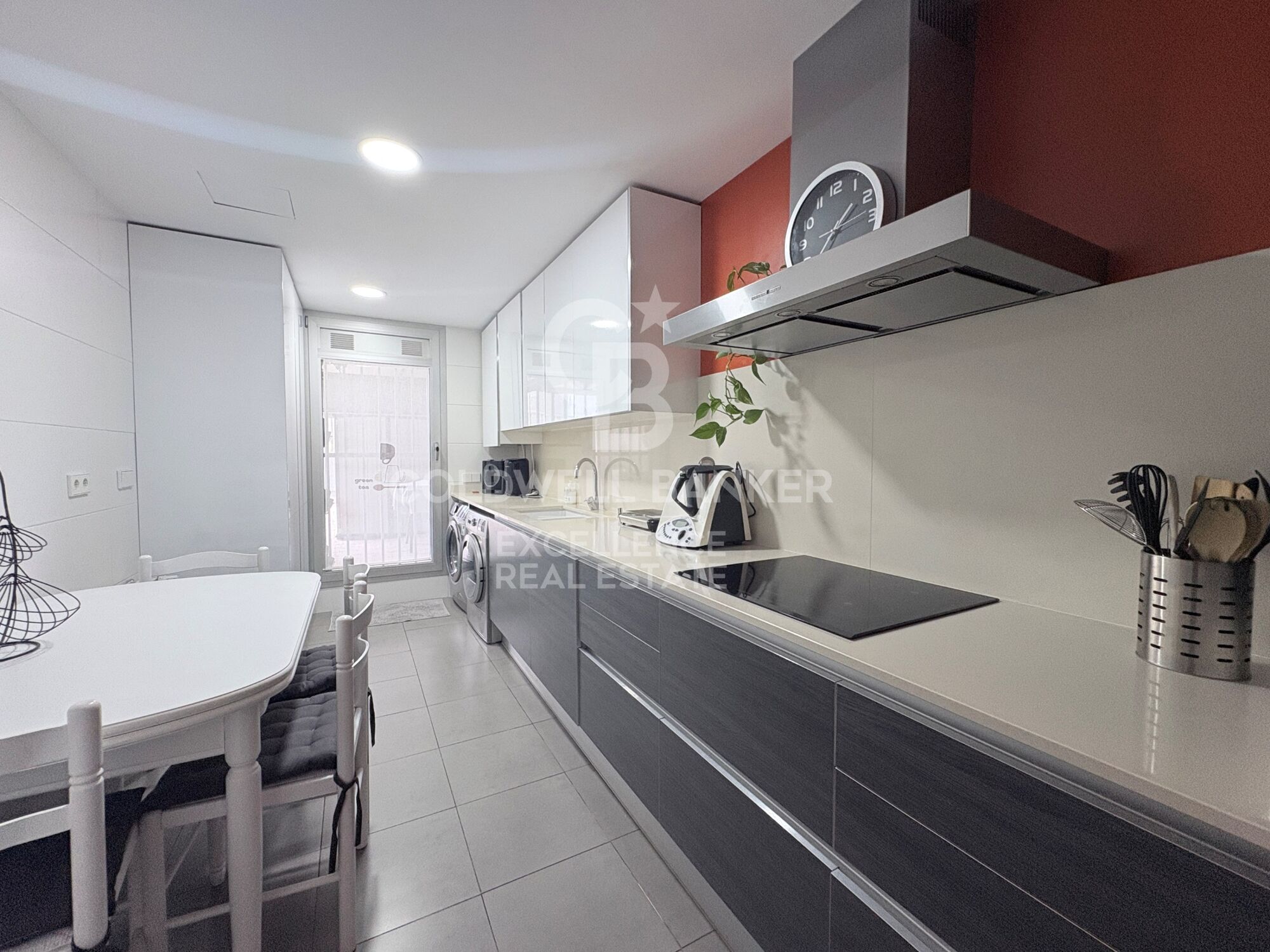 Exclusivo piso de 122 m² con amplia terraza, garaje y trastero en residencial privado junto a la Ciudad de las Artes y las Ciencias