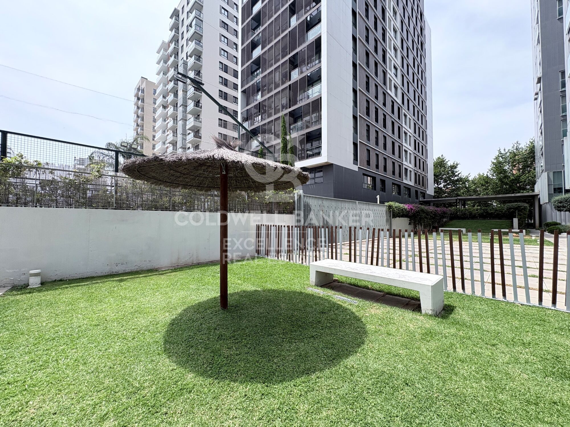 Exclusive 122 m² flat with large terrace, garage and storage room in a private residential next to the City of Arts and Sciences